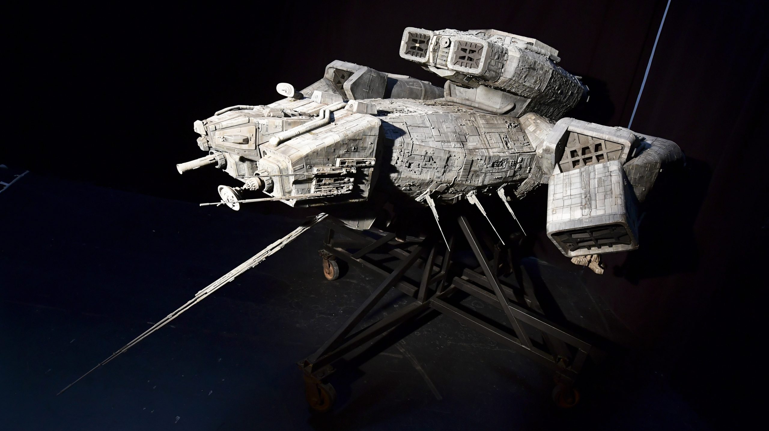Capacete de “Top Gun” e nave de “Alien” vão ser leiloados em Hollywood