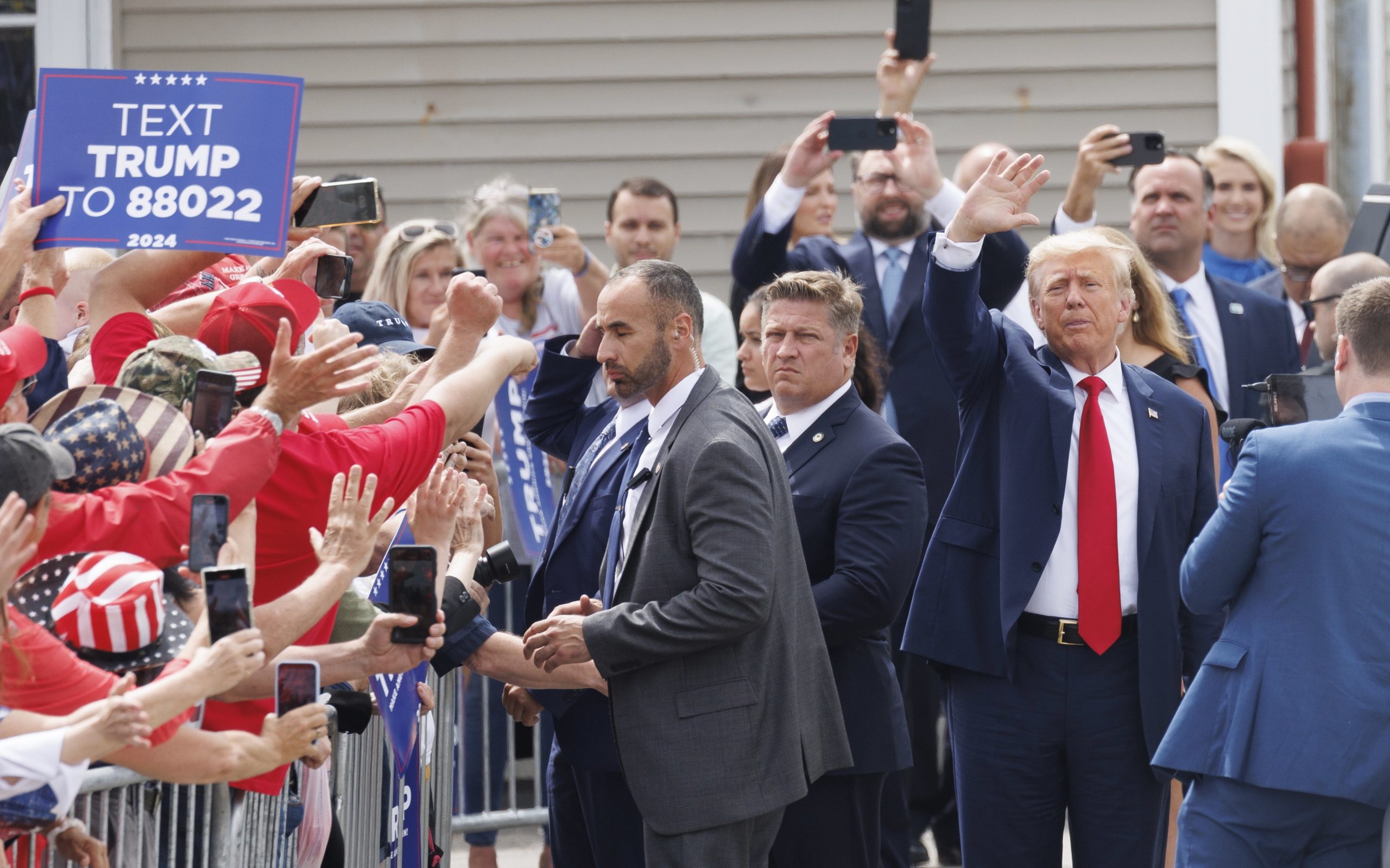 Trump começa a ser julgado em maio de 2024 por alegadamente ter retirado documentos confidenciais