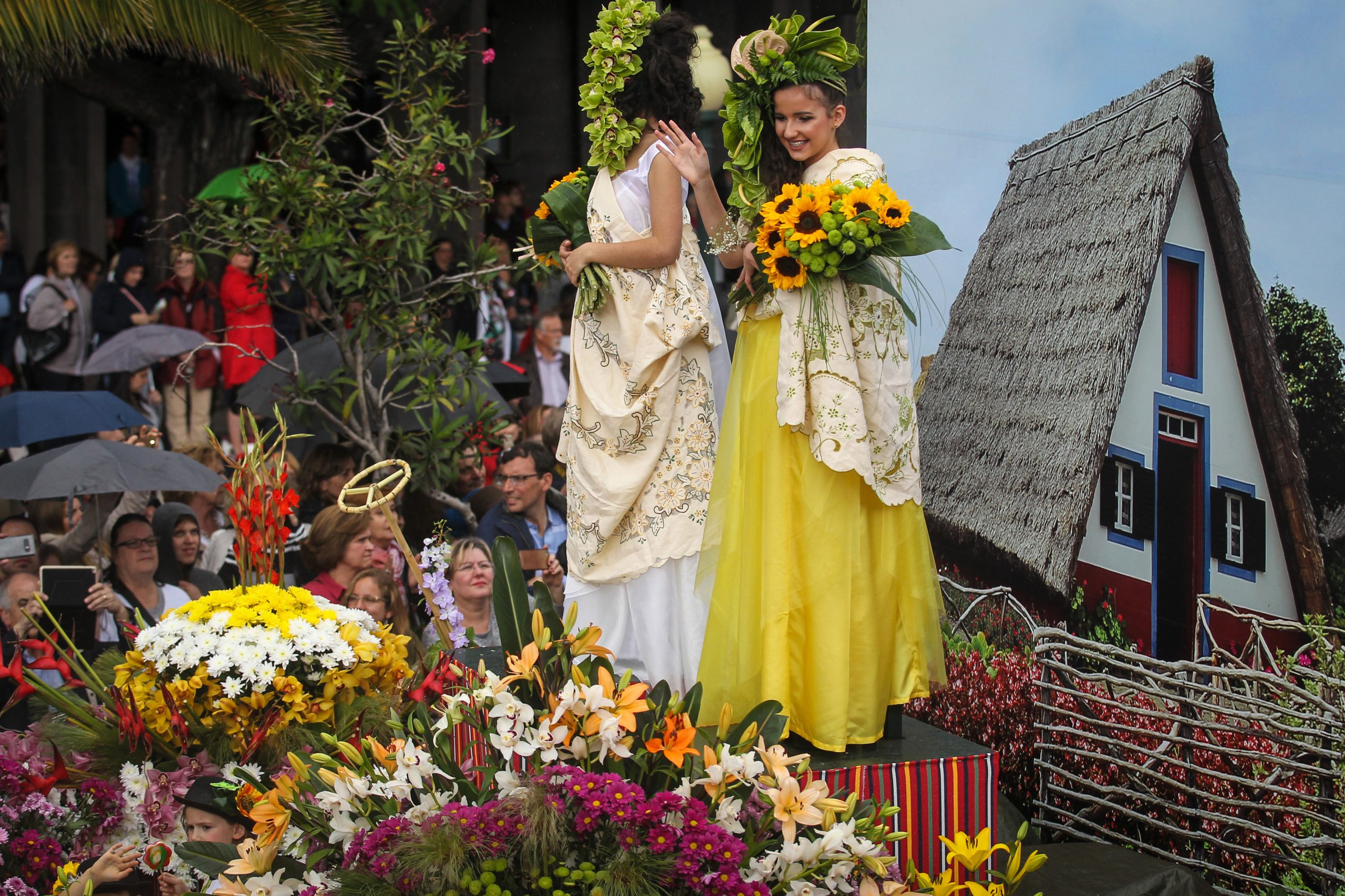 Milhares de madeirenses e turistas assistem ao cortejo da Festa da Flor no Funchal