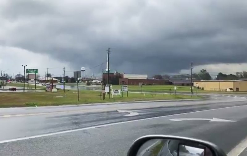 Tempestade severa faz pelo menos dois mortos no Alabama. Foram emitidos alertas de tornados na região