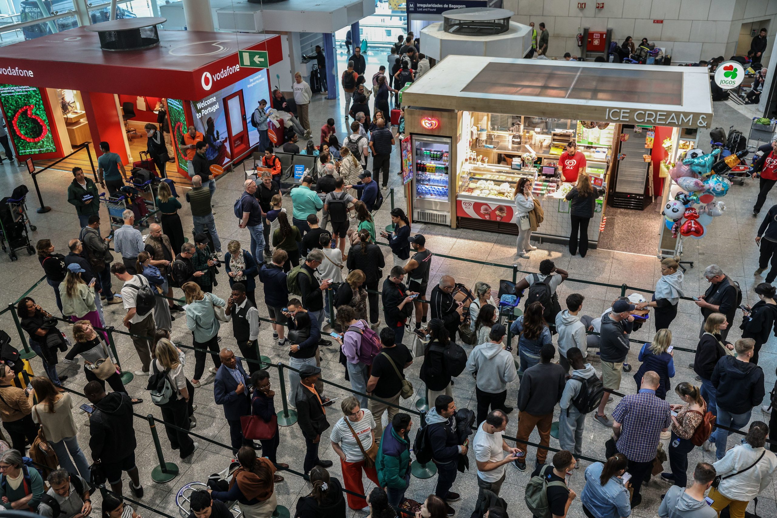 Aeroportos europeus com filas de até três horas devido a novo sistema de controlo fronteiriço