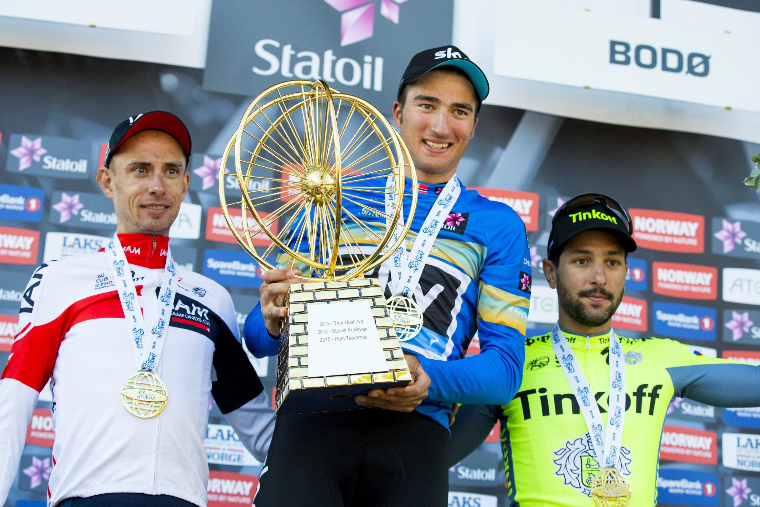 Ciclismo: Gianni Moscon suspenso pela Sky durante seis semanas por insultos racistas