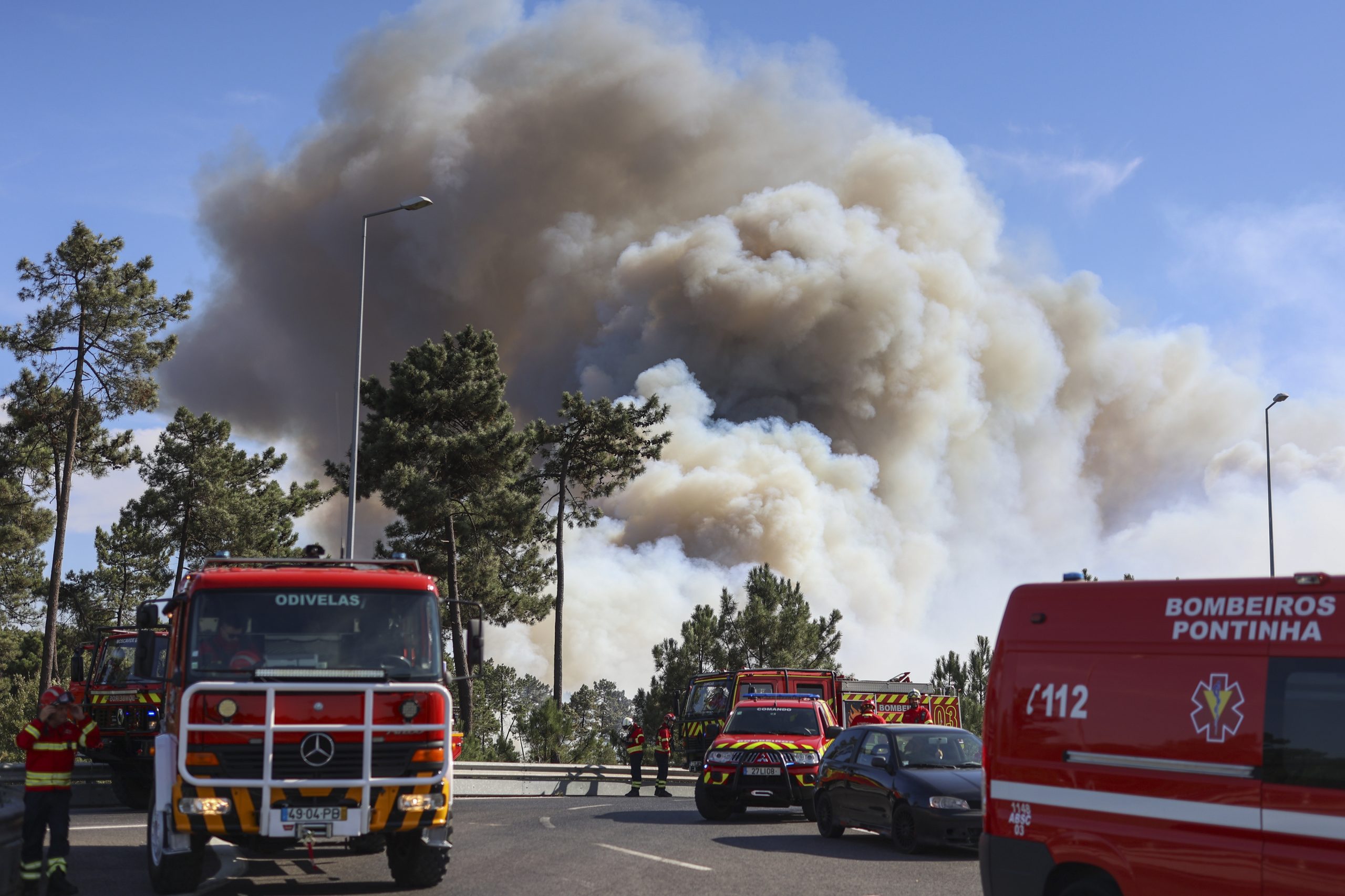 Incêndio na Amora continua com duas frentes ativas, não estando ainda dominado