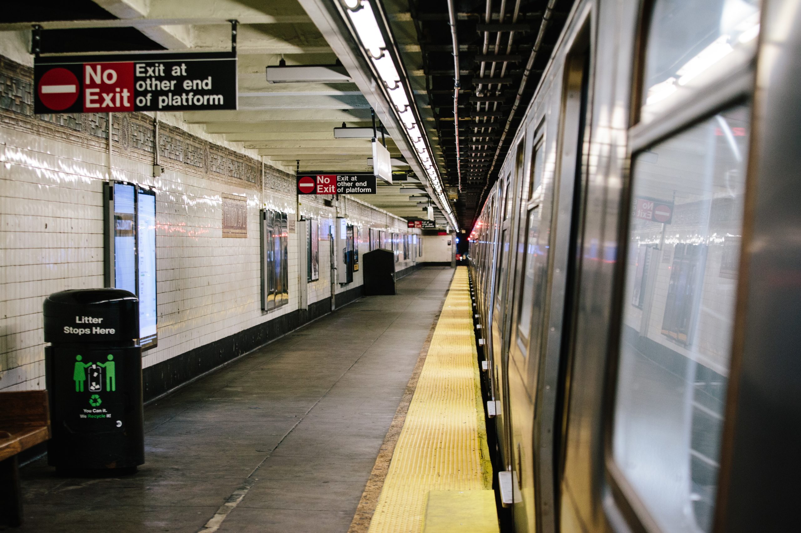 “Foi tudo tão rápido. Pensei que ia morrer”. História de sobreviventes empurrados para o metro de Nova Iorque