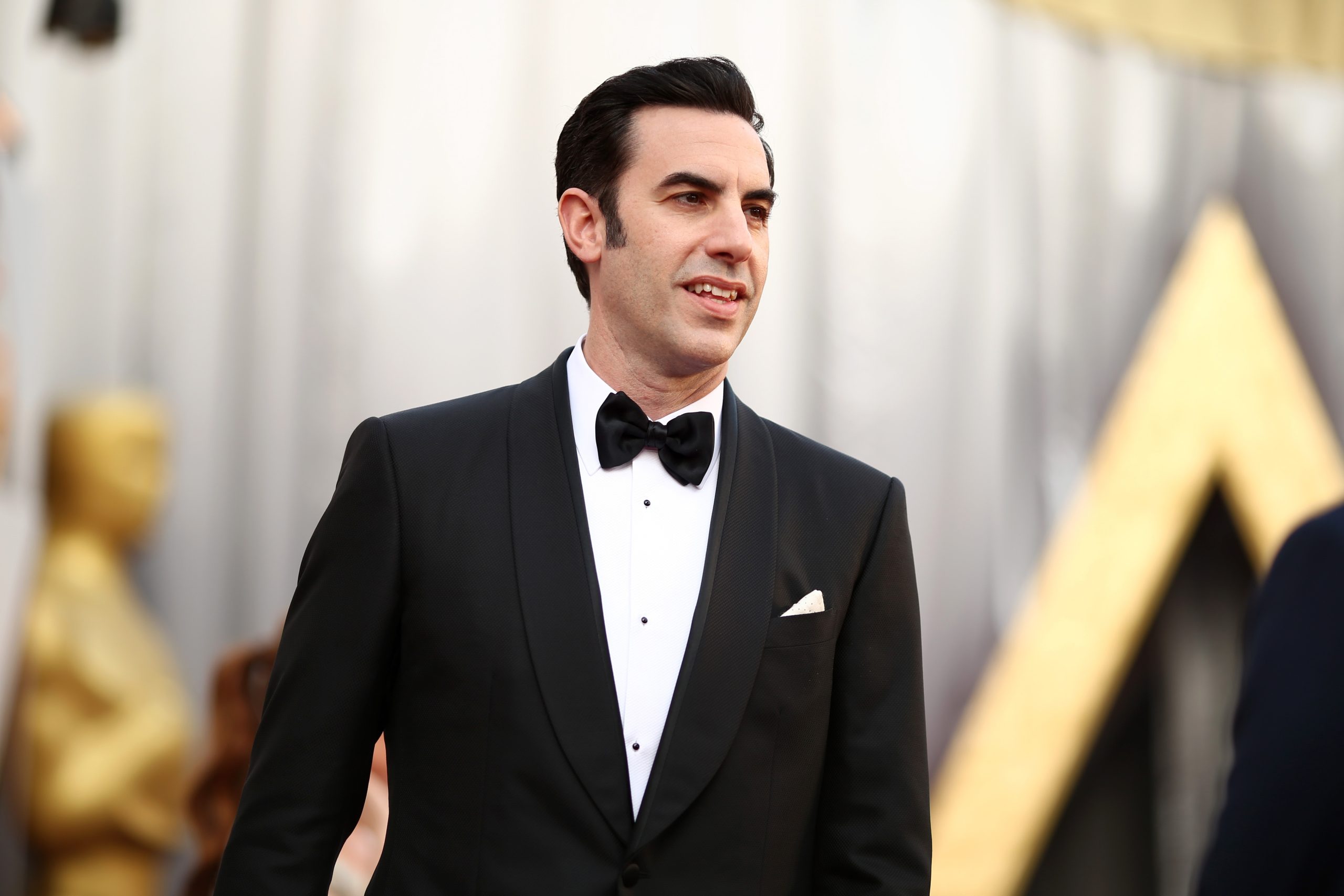 Sacha Baron Cohen volta a fazer das suas e infiltra-se em evento de extrema-direita para cantar música racista