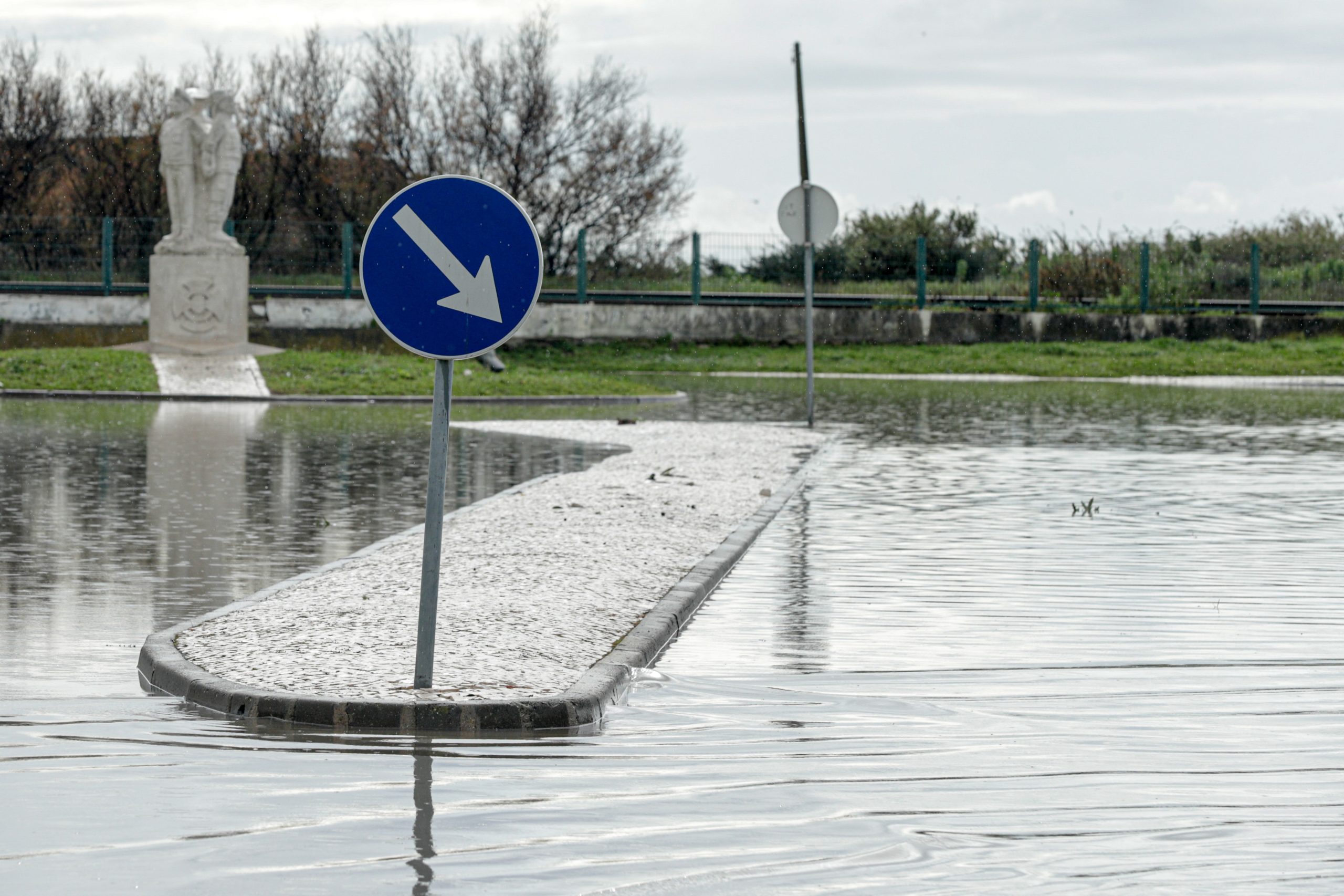 Faro em alerta vermelho devido a chuva intensa. Há ruas inundadas