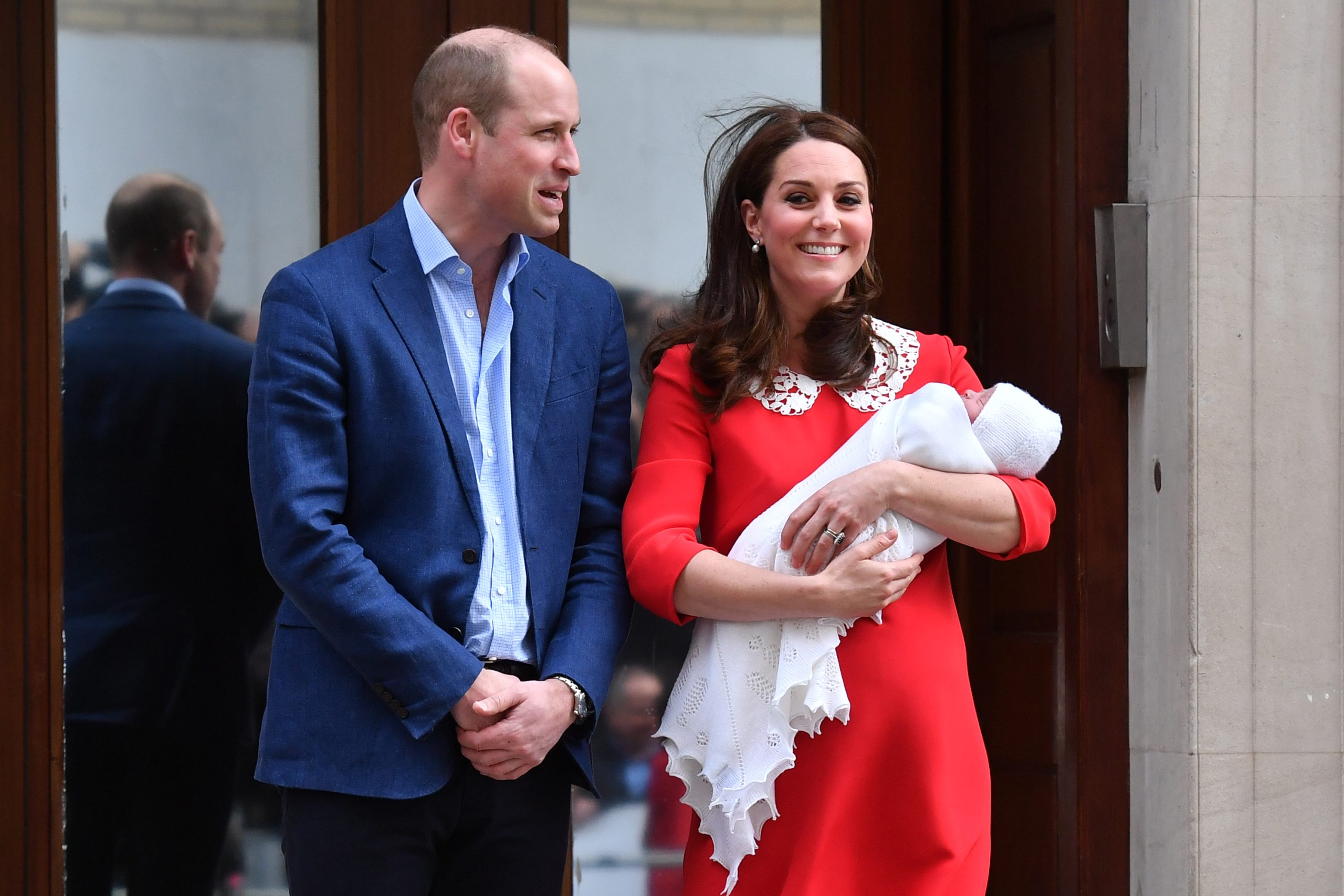 É oficial. Kate e William são pais de um menino