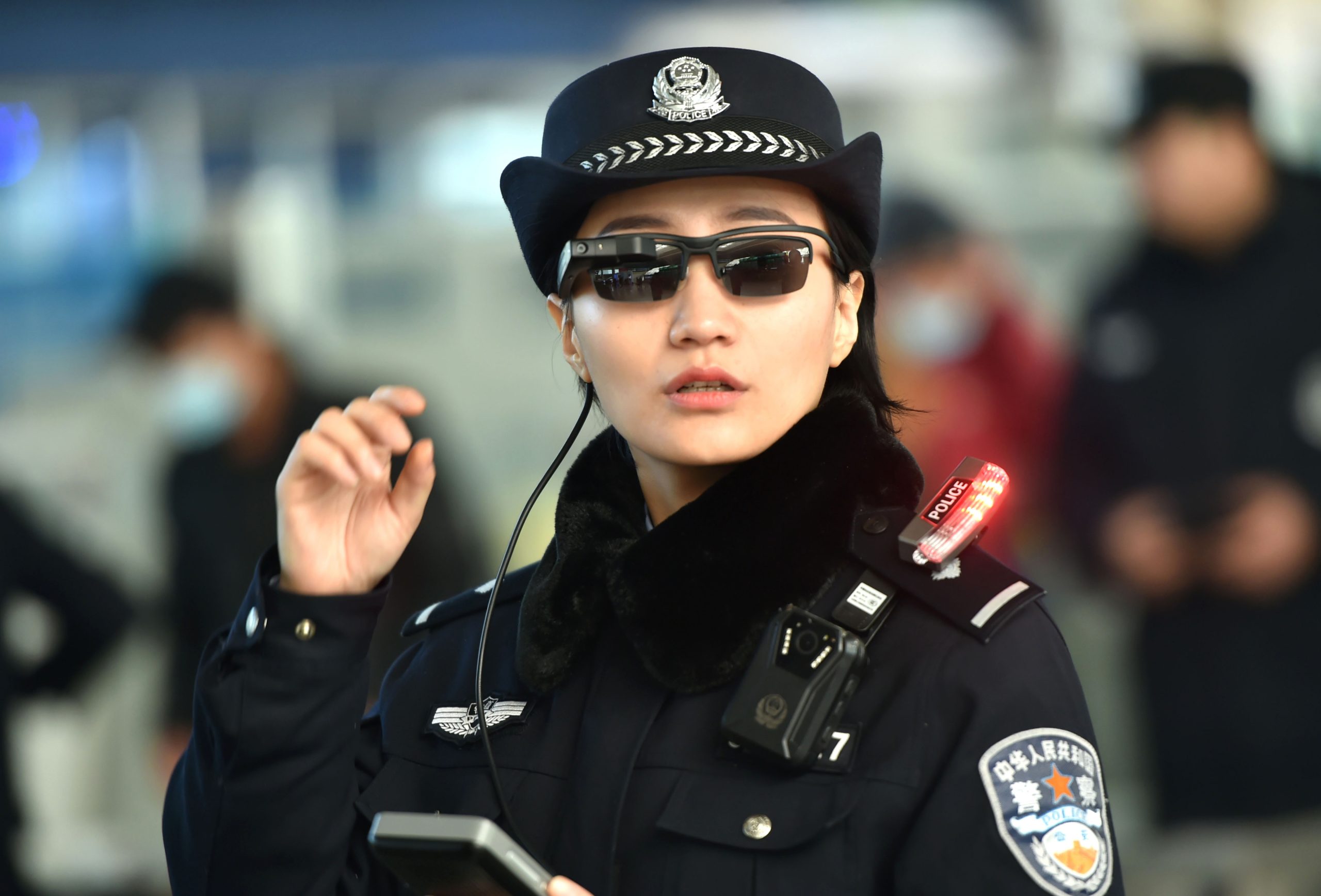 China: Polícia usa óculos com programa de reconhecimento facial para identificar criminosos