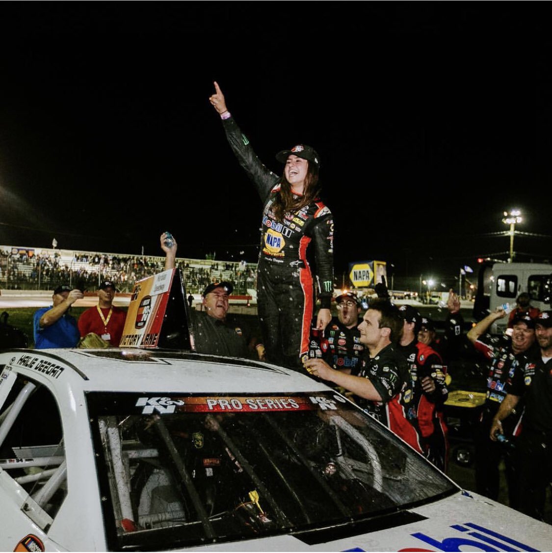Adolescente Hailie Deegan torna-se na primeira mulher a vencer na NASCAR Pro Series