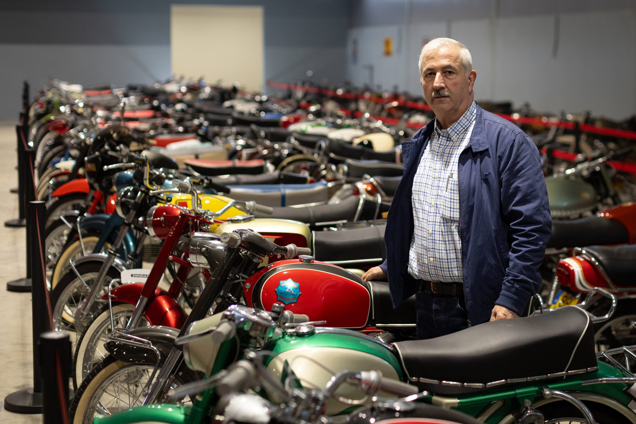 Tudo começou com um Peugeot 403 de 1956. Agora tem um Armazém de Memórias com mais de 600 motos e carros clássicos