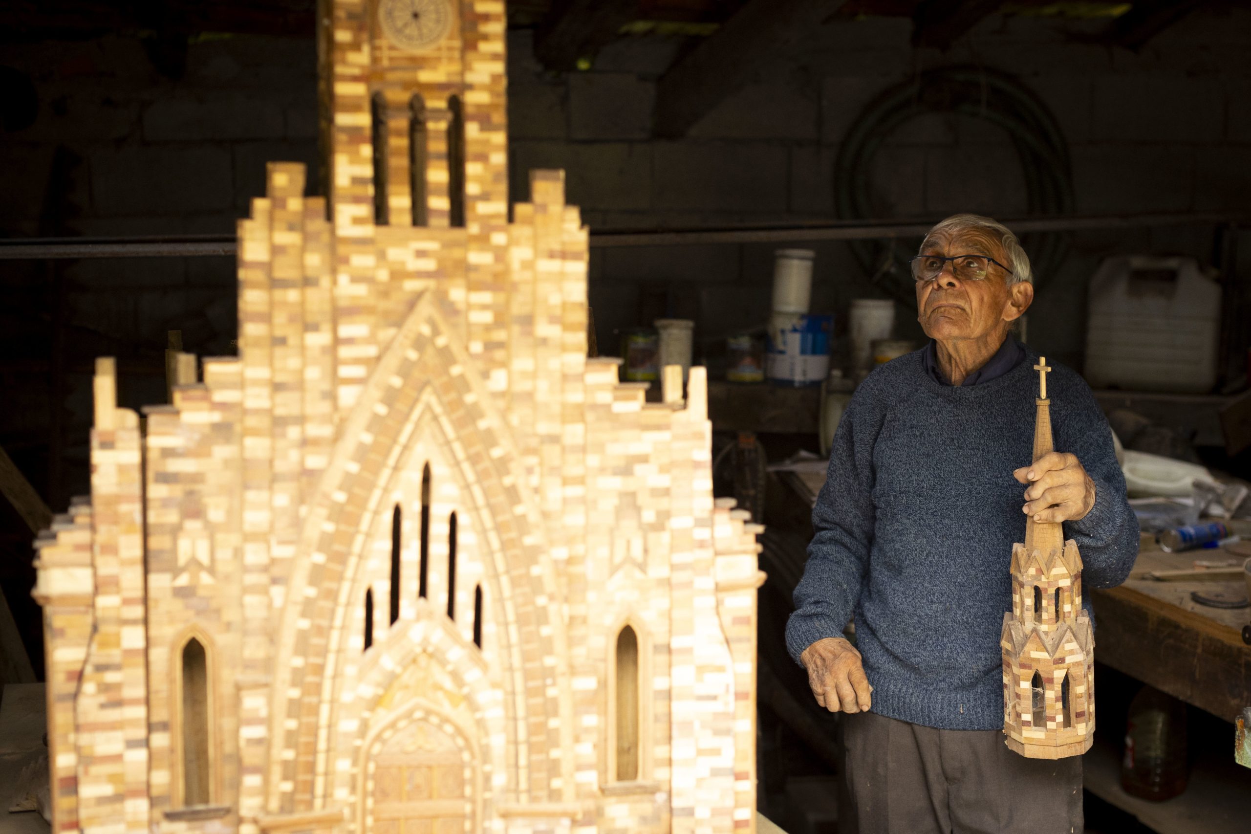 Artesão fez da madeira forma de arte e constrói réplicas de catedrais famosas