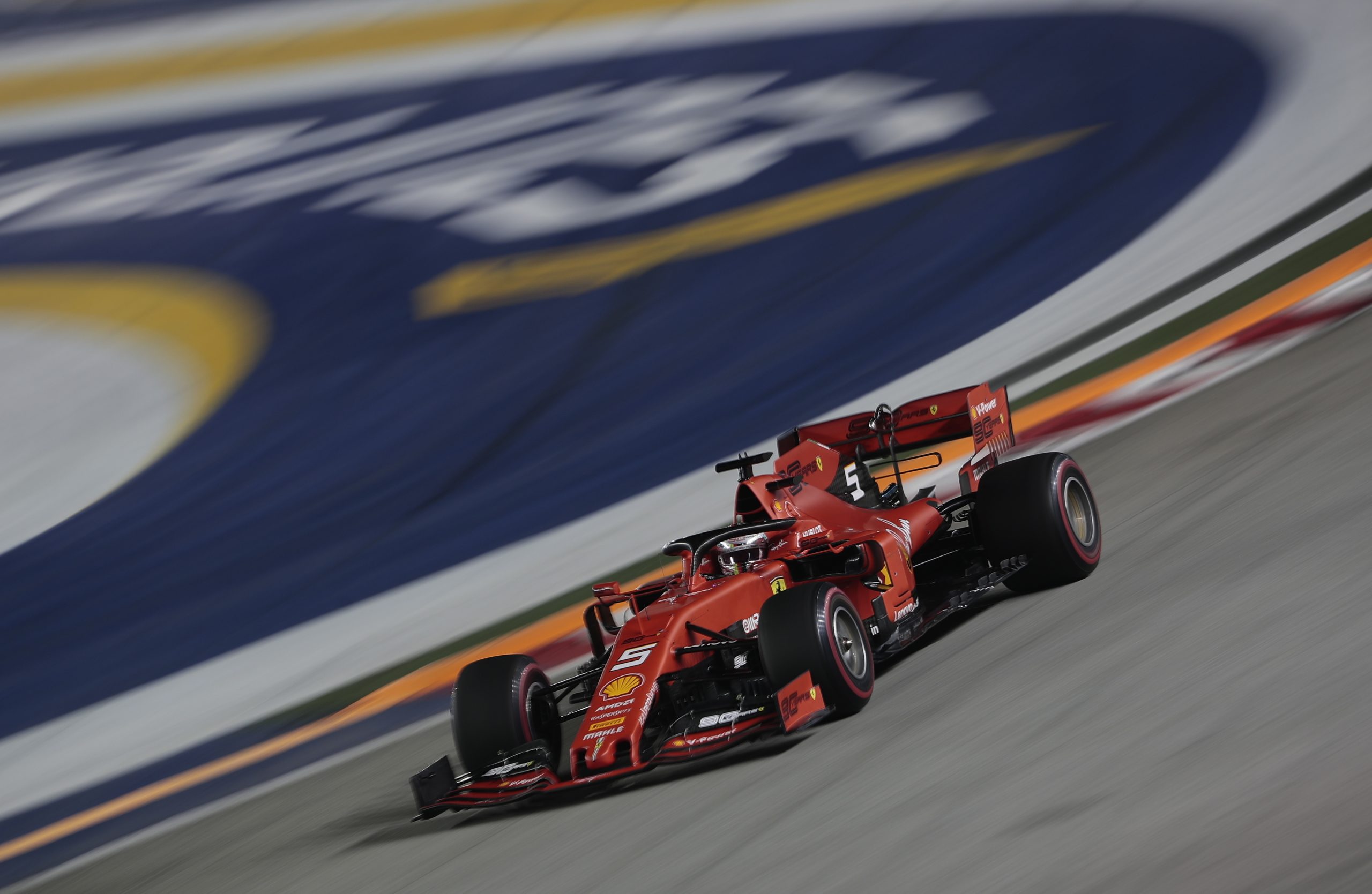 Vettel regressa em Singapura às vitórias na Fórmula 1 mais de um ano depois