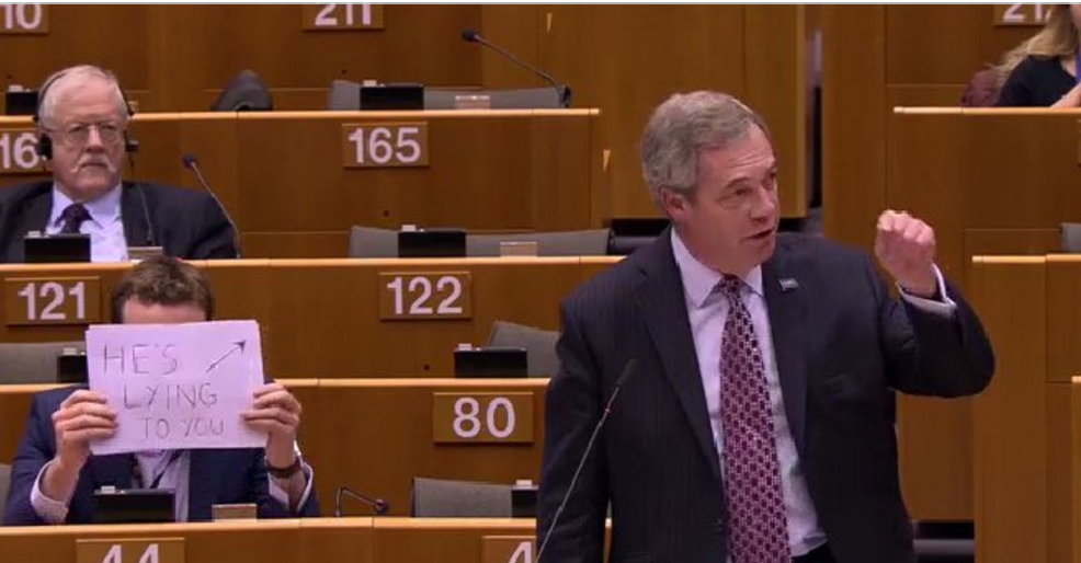 “Ele está a mentir-vos”. Ou como uma simples folha de papel se tornou o tema do dia no Parlamento Europeu