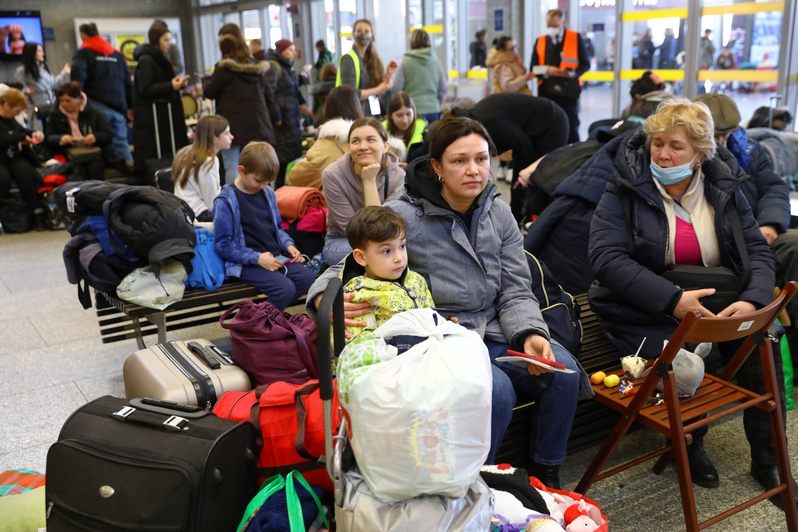 Ucrânia: Varsóvia “esmagada” com refugiados pede ajuda da ONU e Bruxelas