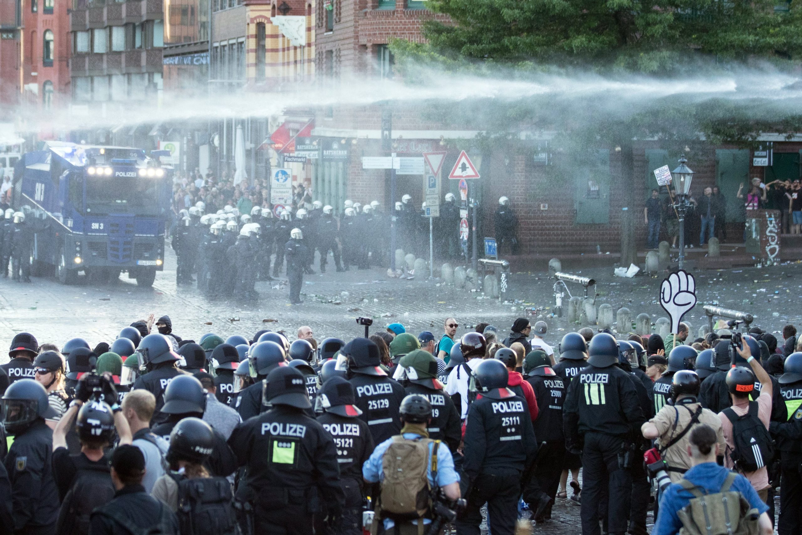 Confrontos entre polícia e manifestantes anti-G20 em Hamburgo
