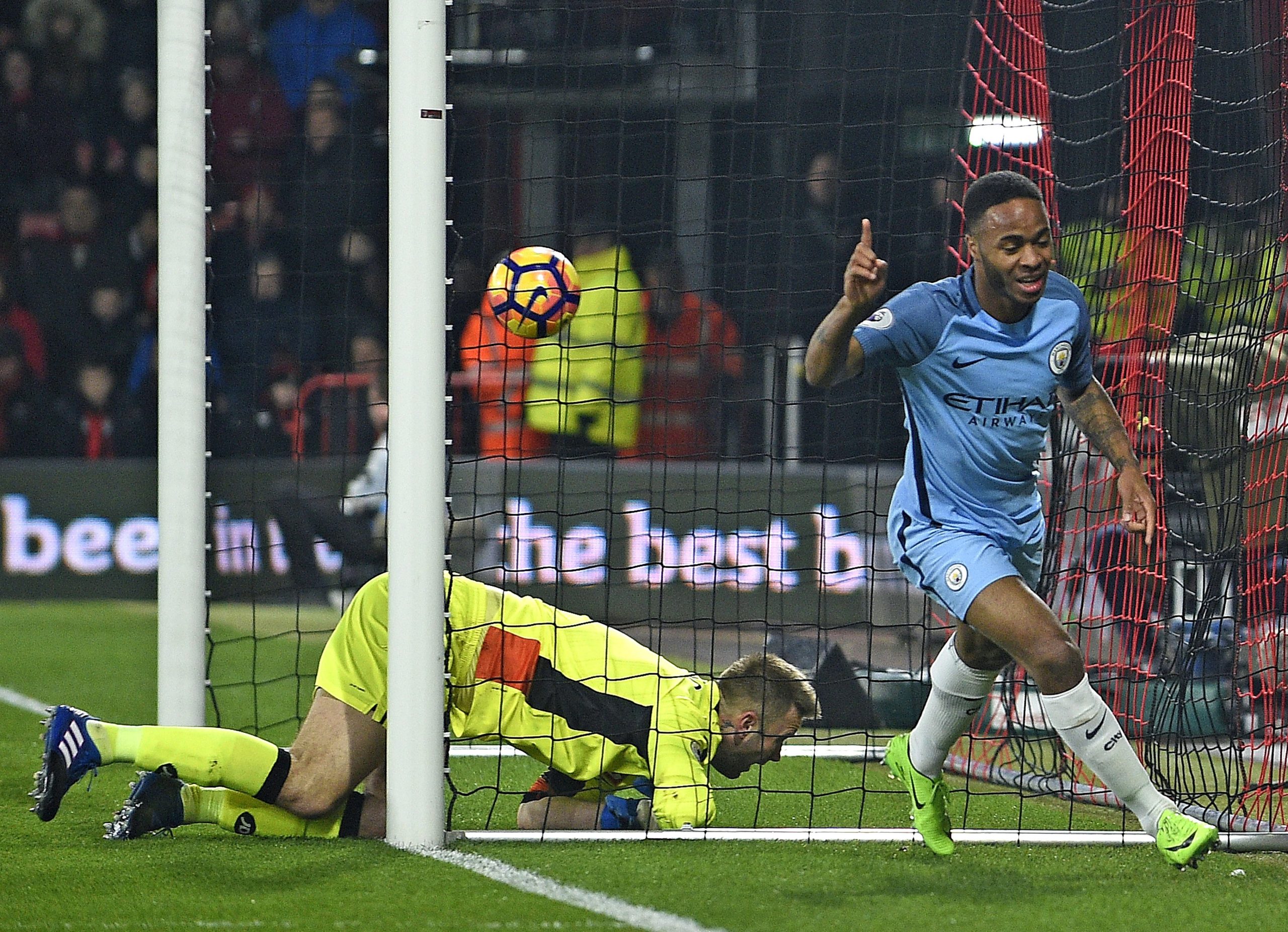 Sterling embala Manchester City para o segundo lugar do campeonato