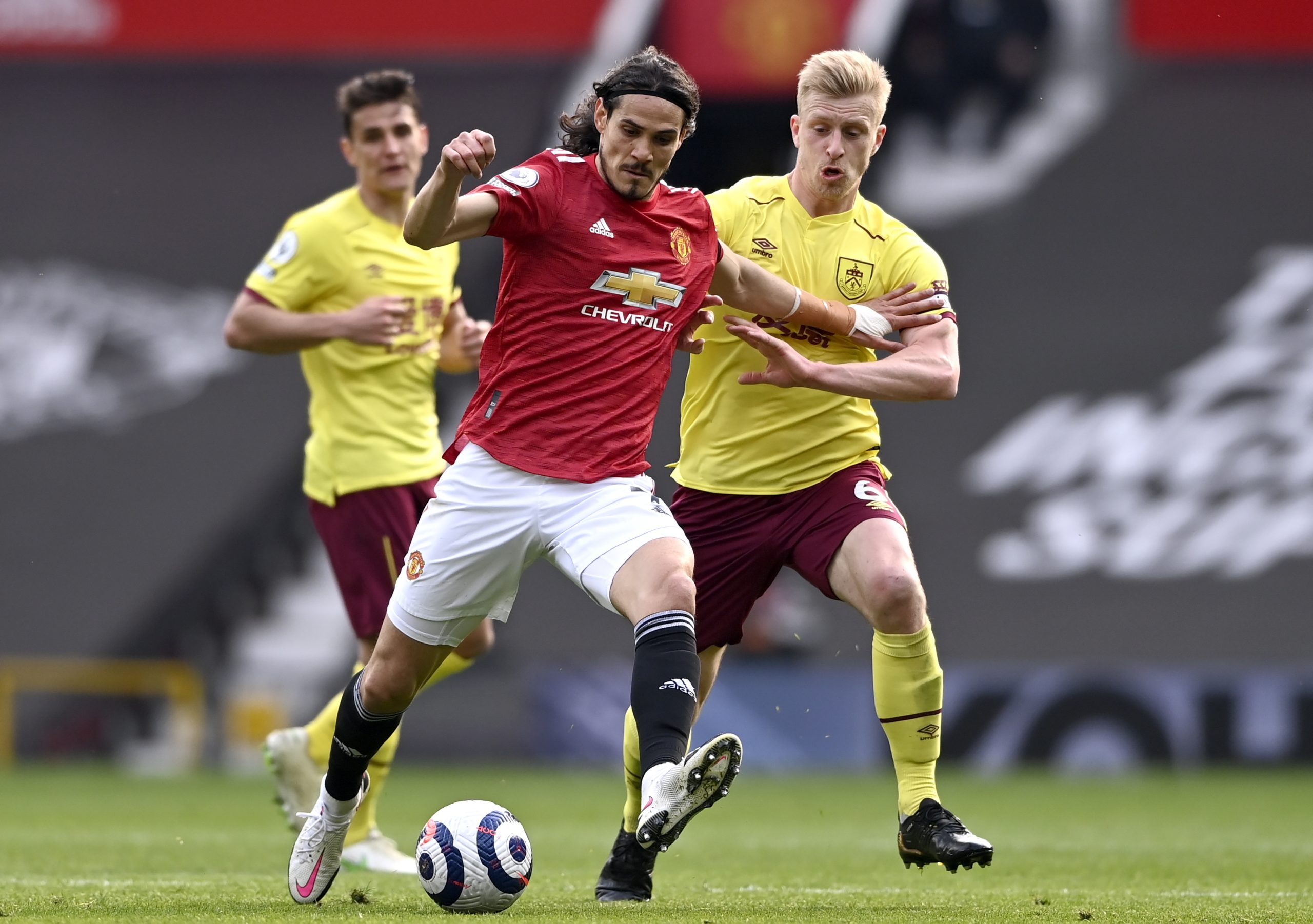 Manchester United vence Burnley e aproxima-se do líder e rival City