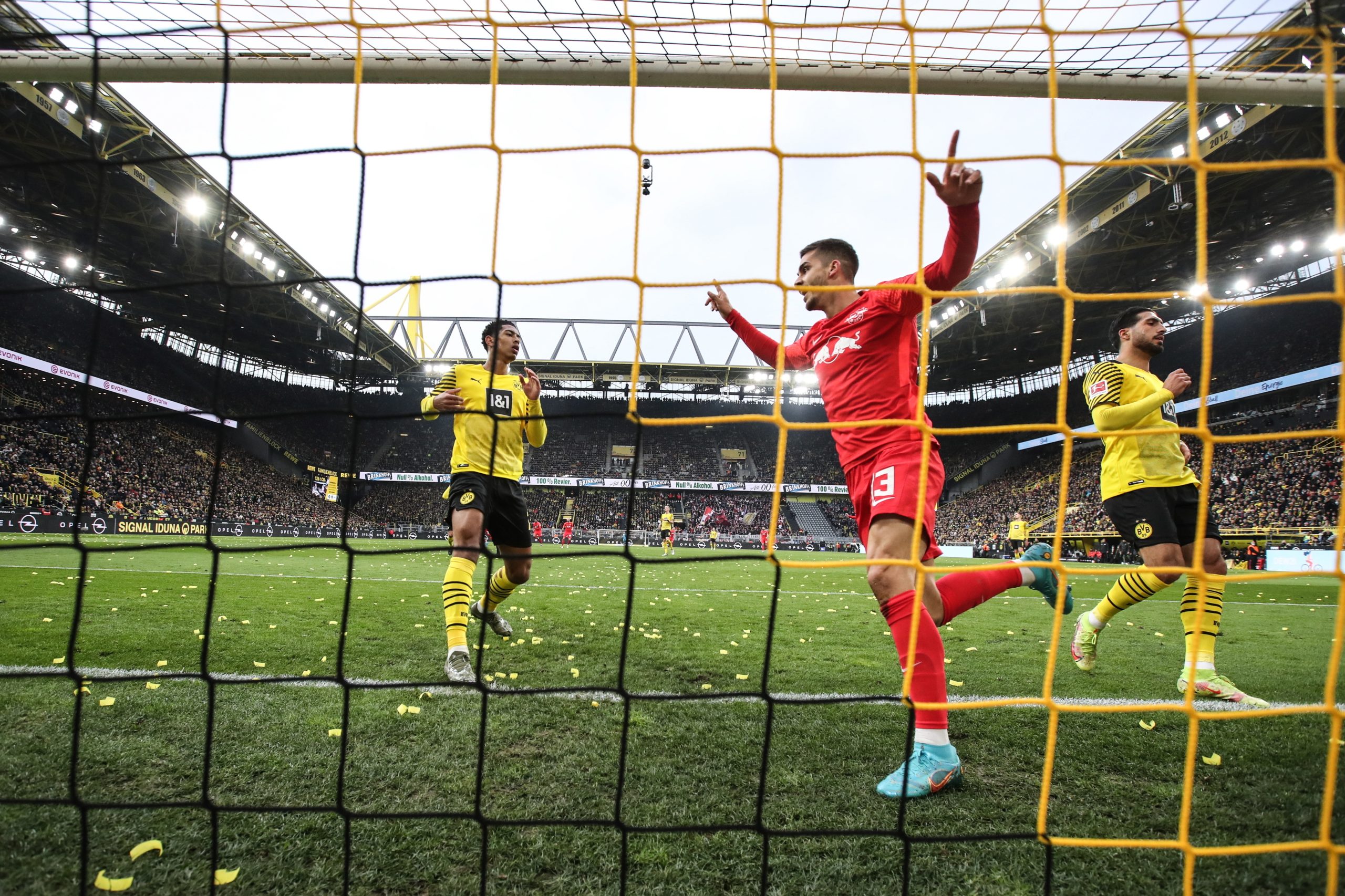 Bundesliga: Dortmund goleado em casa pelo Leipzig e atrasa-se na perseguição ao Bayern