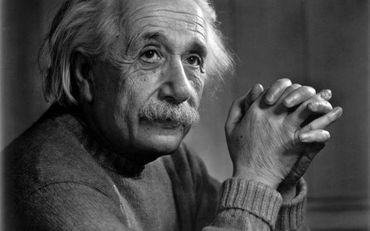 Carta manuscrita de Einstein com equação da teoria da relatividade leiloada por um milhão de euros