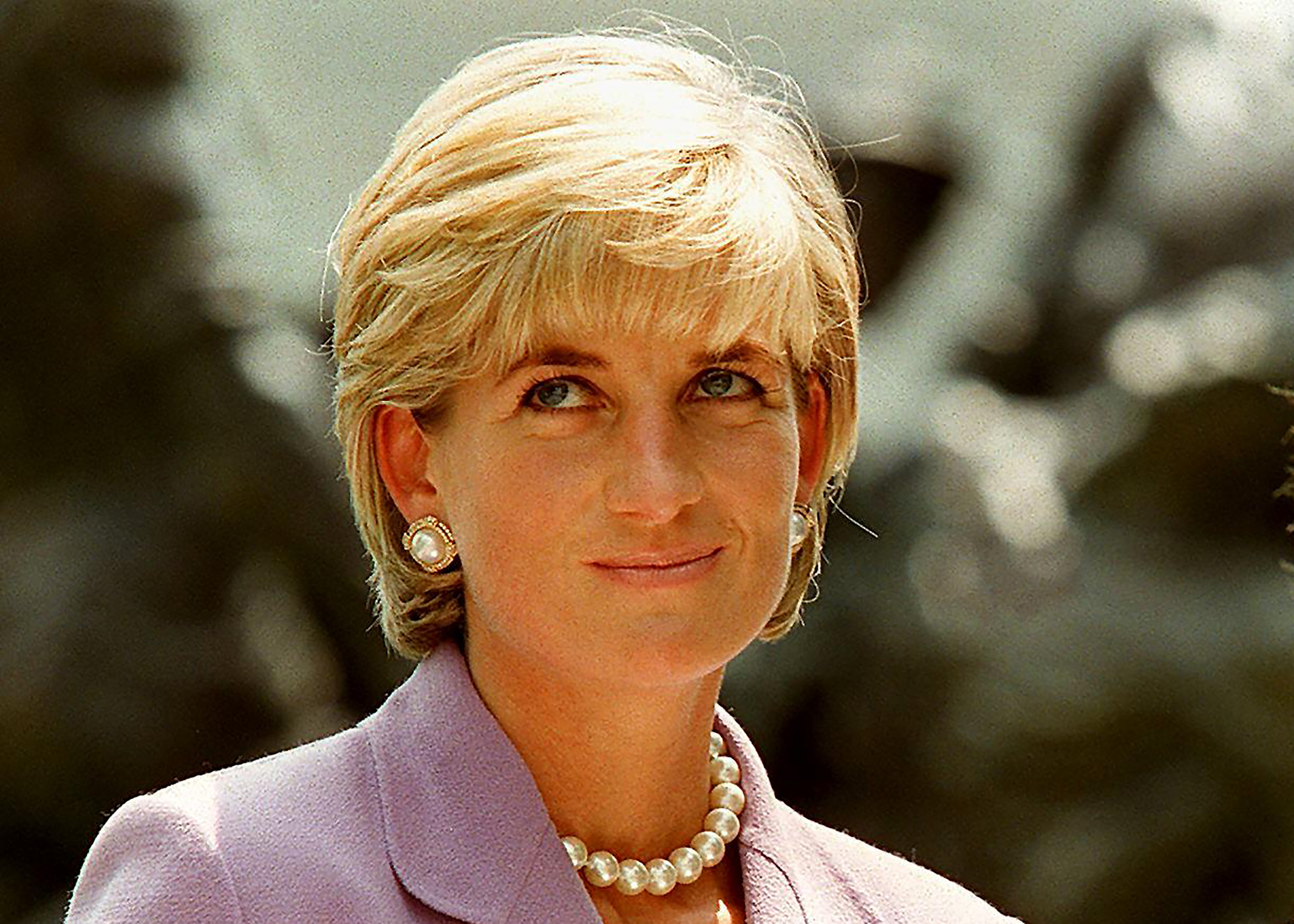 Cápsula do tempo enterrada pela princesa Diana em 1991 é aberta num hospital em Londres