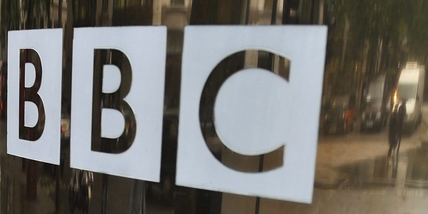 Governo britânico congela taxa que financia a BBC e decide eliminá-la em 2027