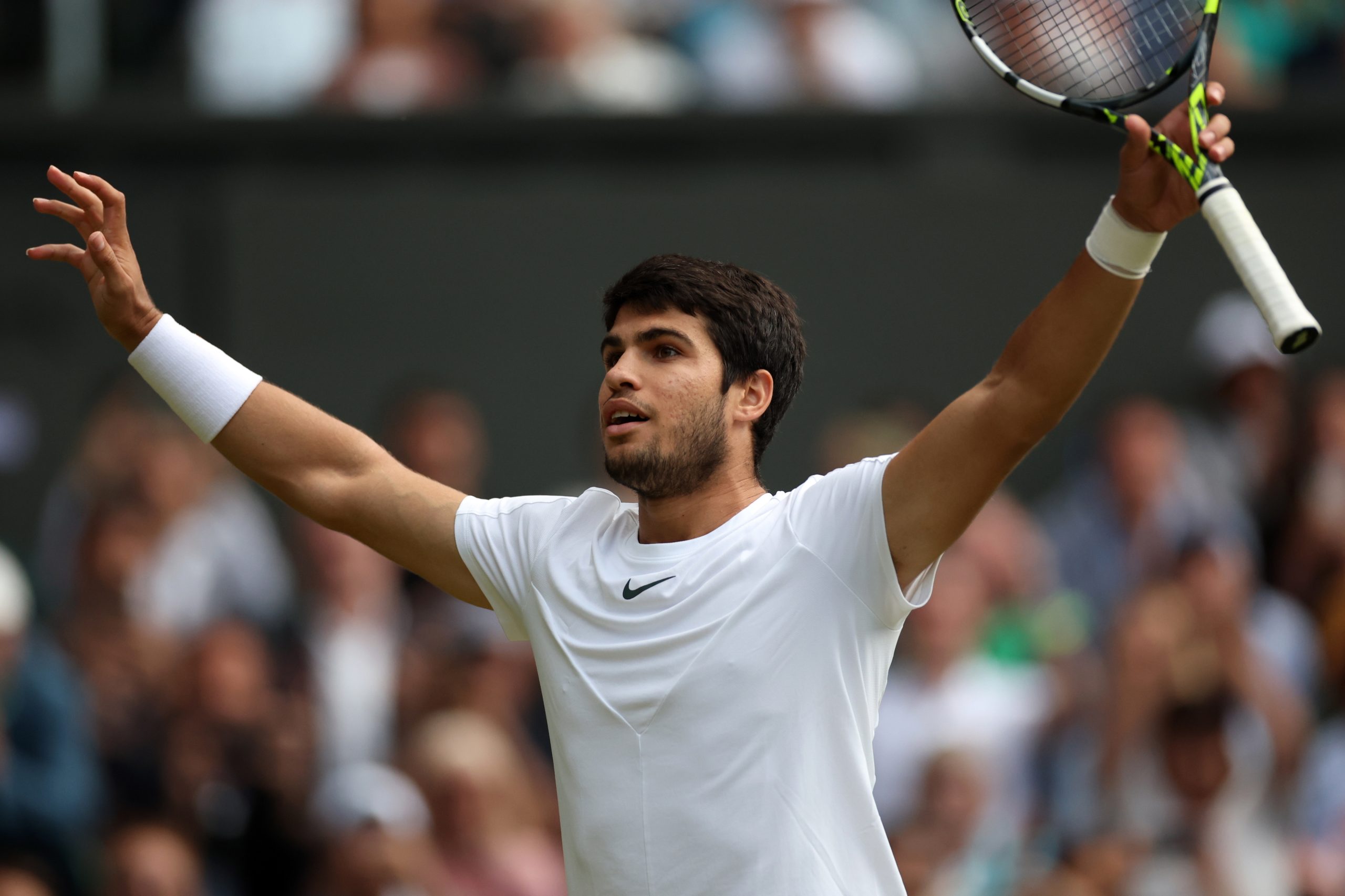 Wimbledon: Alcaraz vence Medvedev e vai enfrentar Djokovic na final