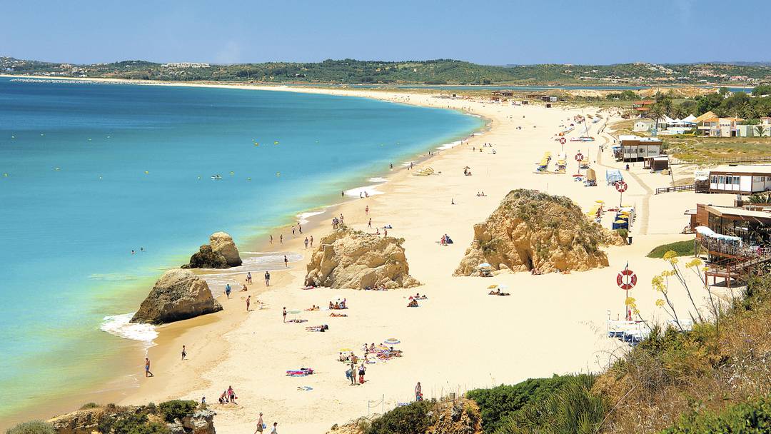 Reforço de areia na praia de Alvor vai desassorear ria e melhorar segurança