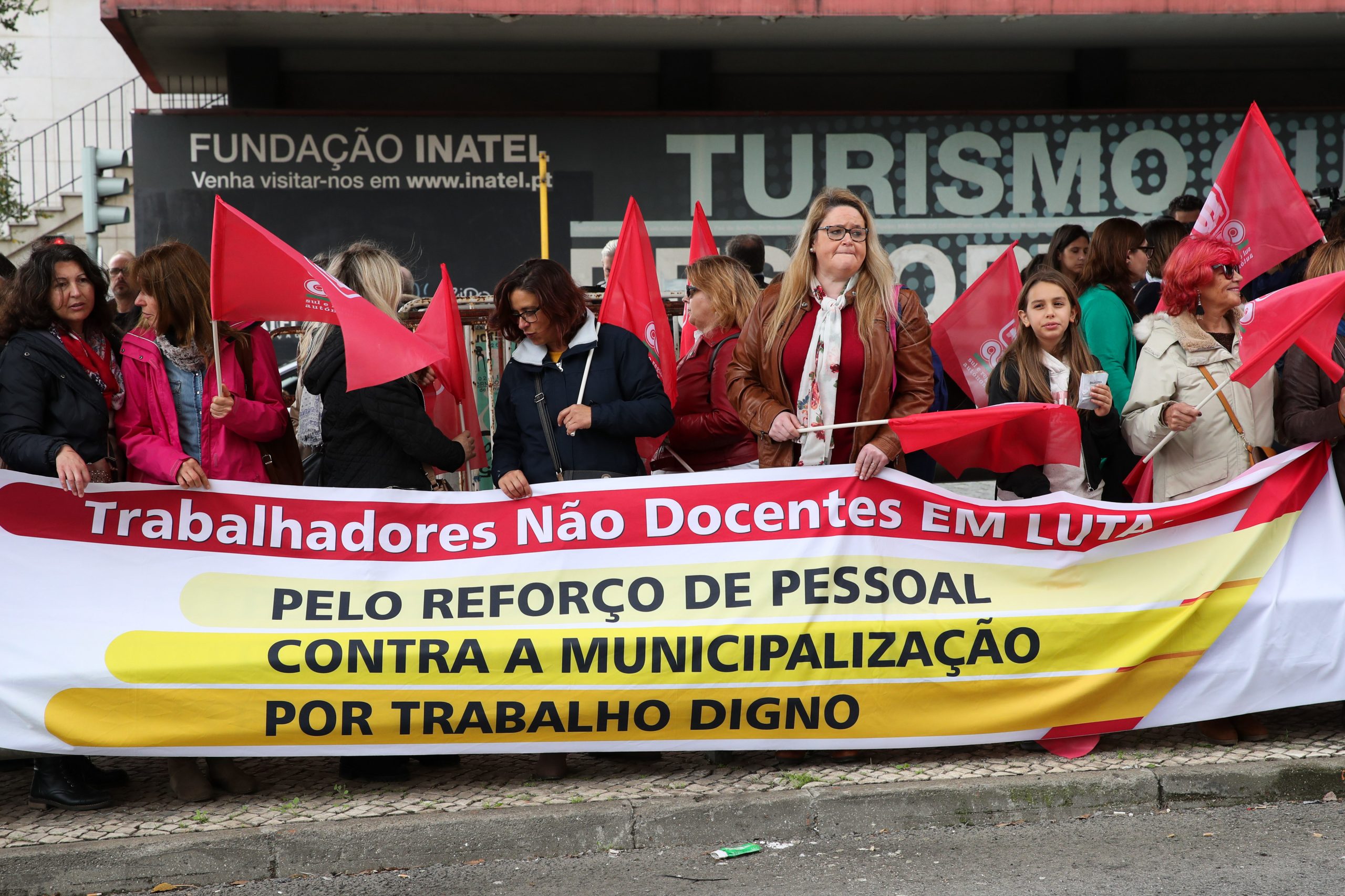 Sindicatos pediram em frente ao Ministério da Educação mais funcionários nas escolas