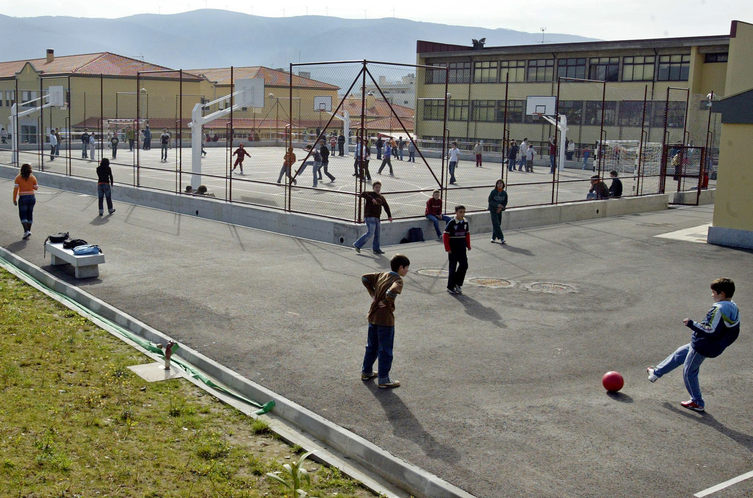 Quase 4.000 funcionários das escolas entram para os quadros