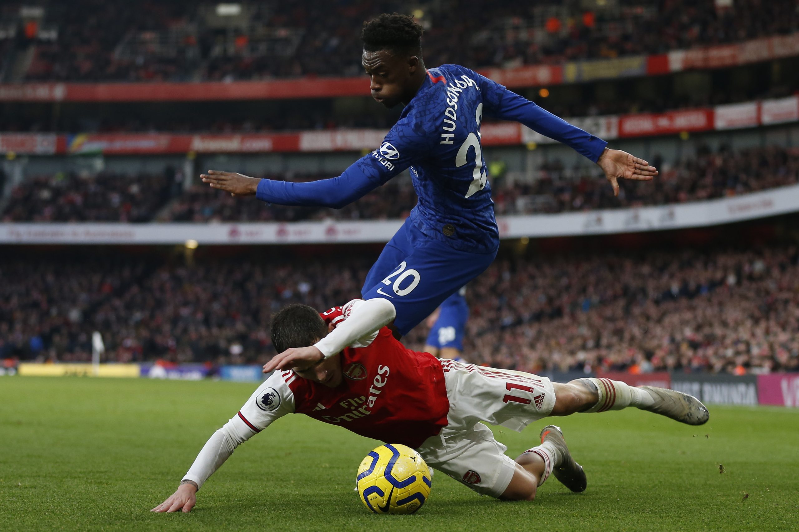 Chelsea vence Arsenal no dérbi londrino com reviravolta nos últimos minutos