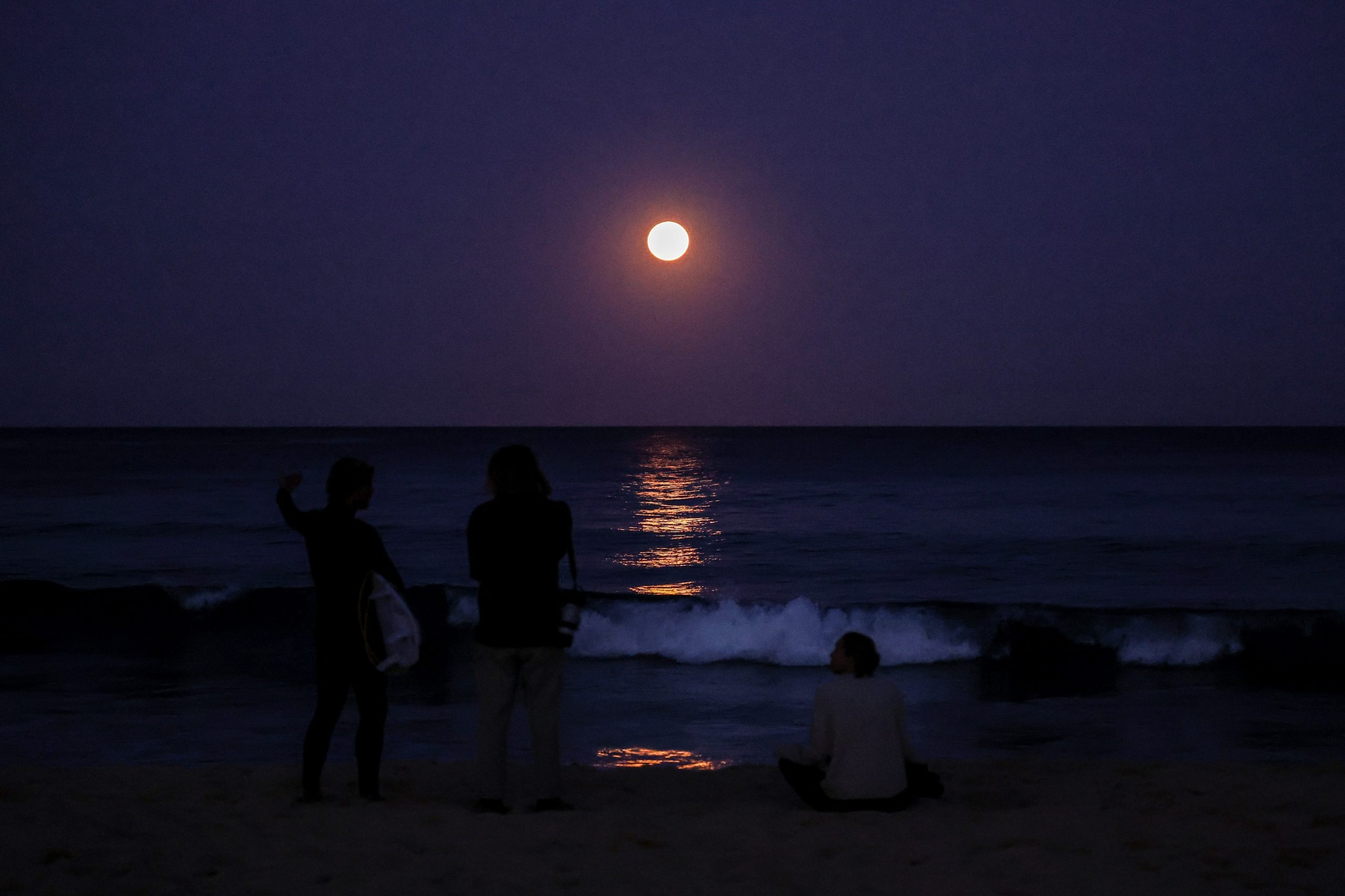 Uma Super Lua e um eclipse lunar parcial em simultâneo. Veja as imagens