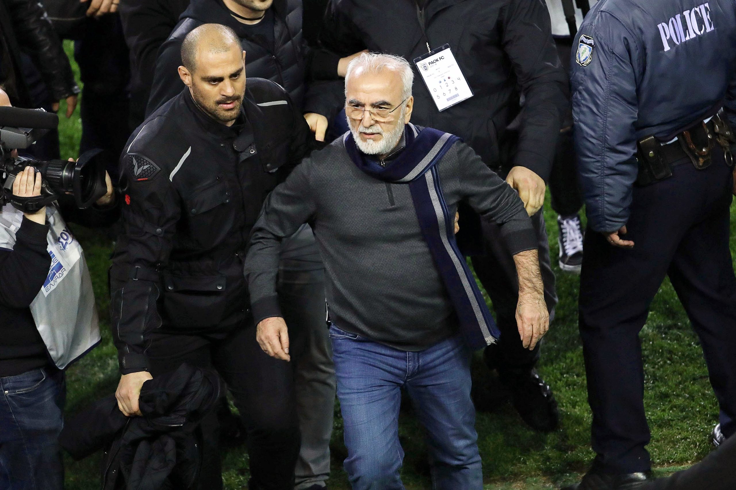 Proprietário do PAOK condenado a 25 meses de prisão por entrar armado em campo