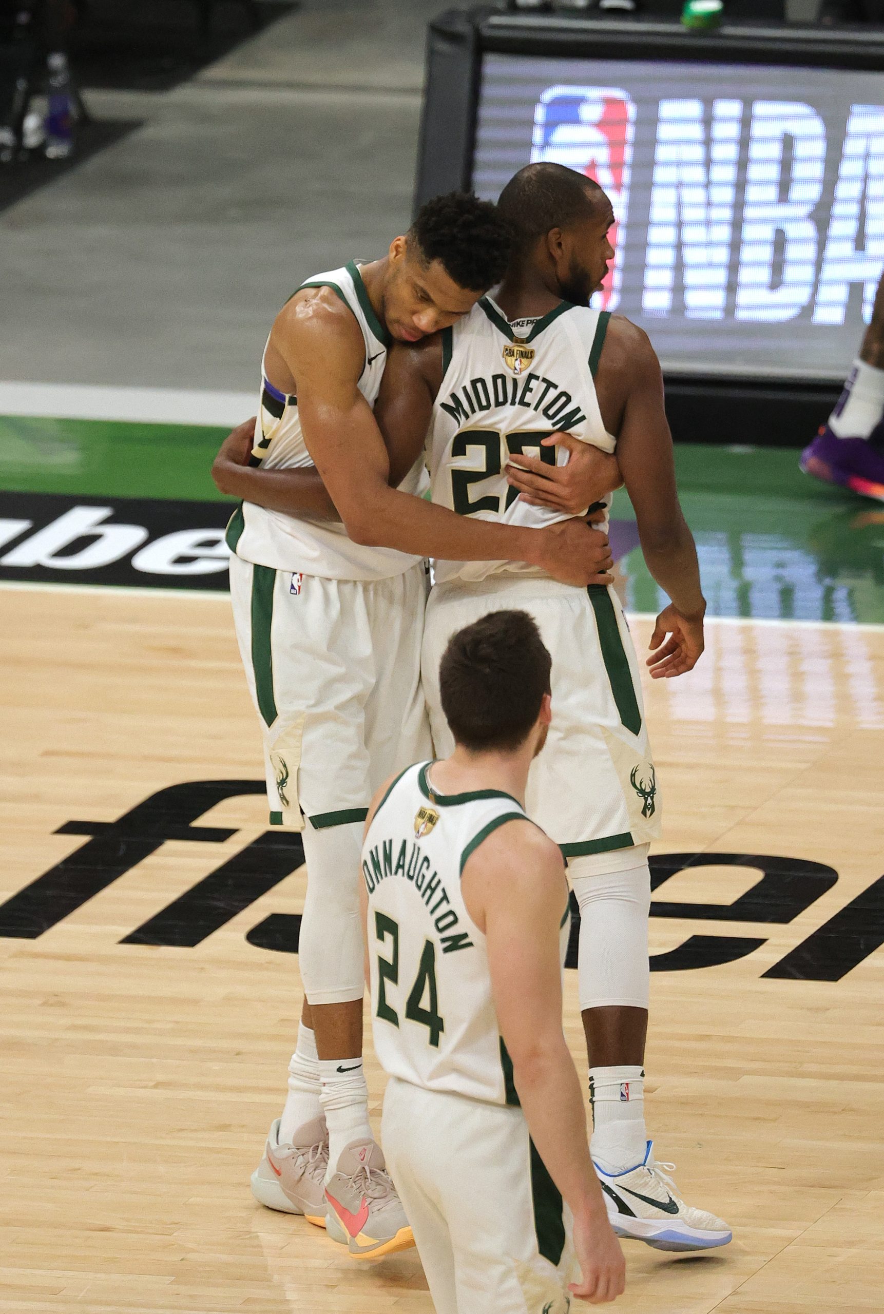 NBA: Middleton vence duelo com Booker e empata final