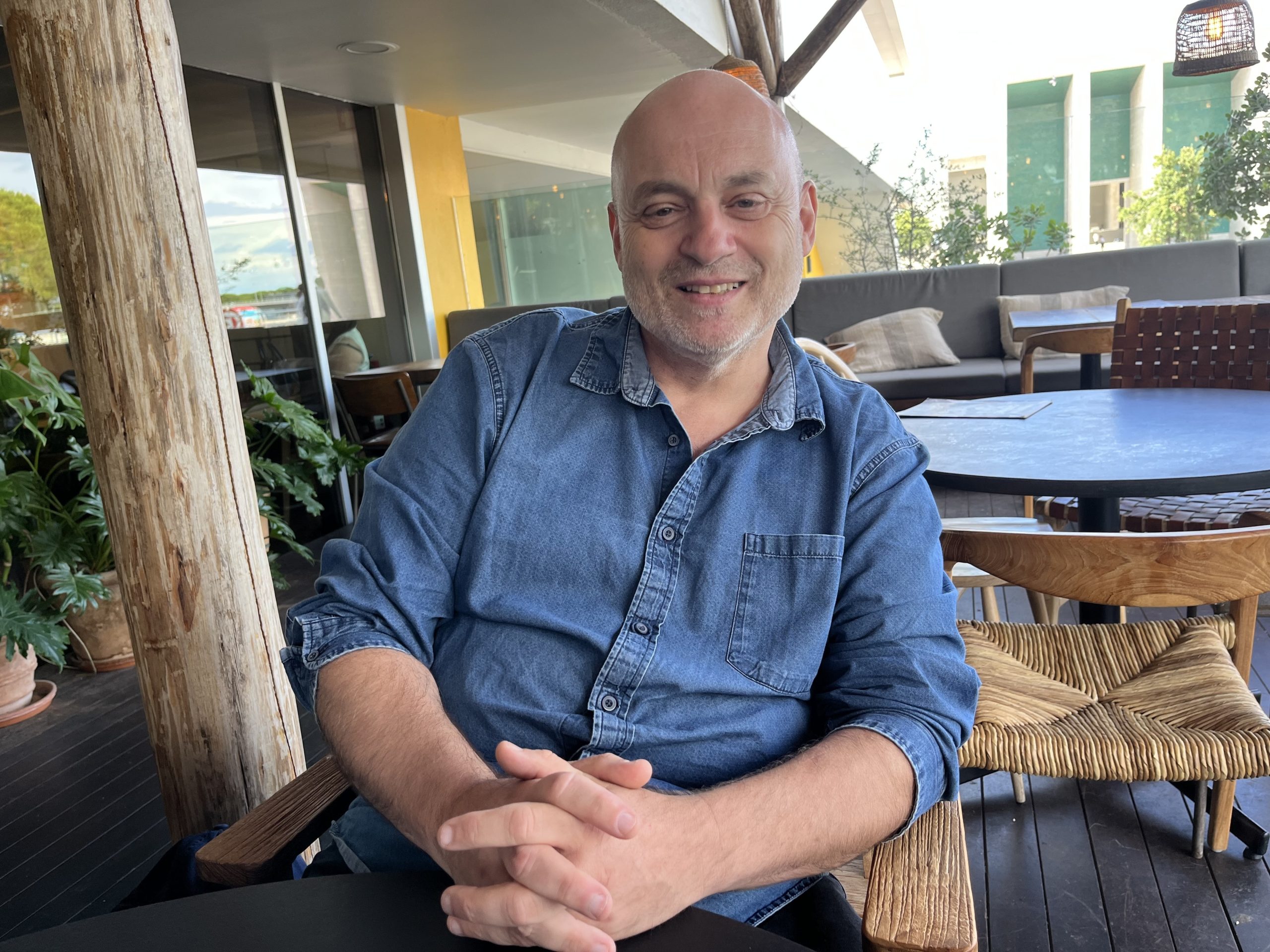 “Ponham-nos a ler”. O antídoto de um neurocientista para impedir as crianças de se tornarem cretinos digitais