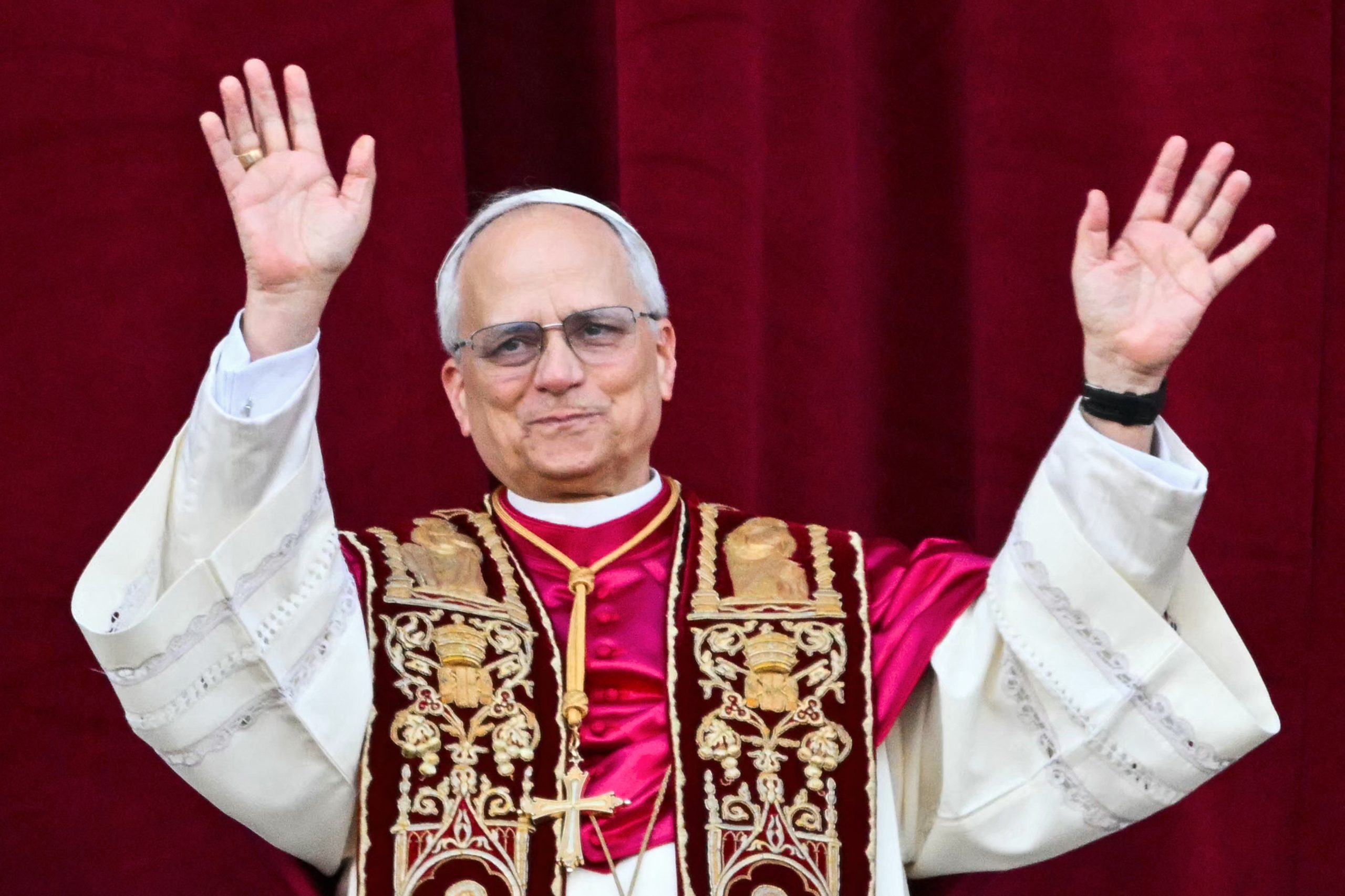 Fruta santa! Papa Leão XIV recebe cerejas do Fundão