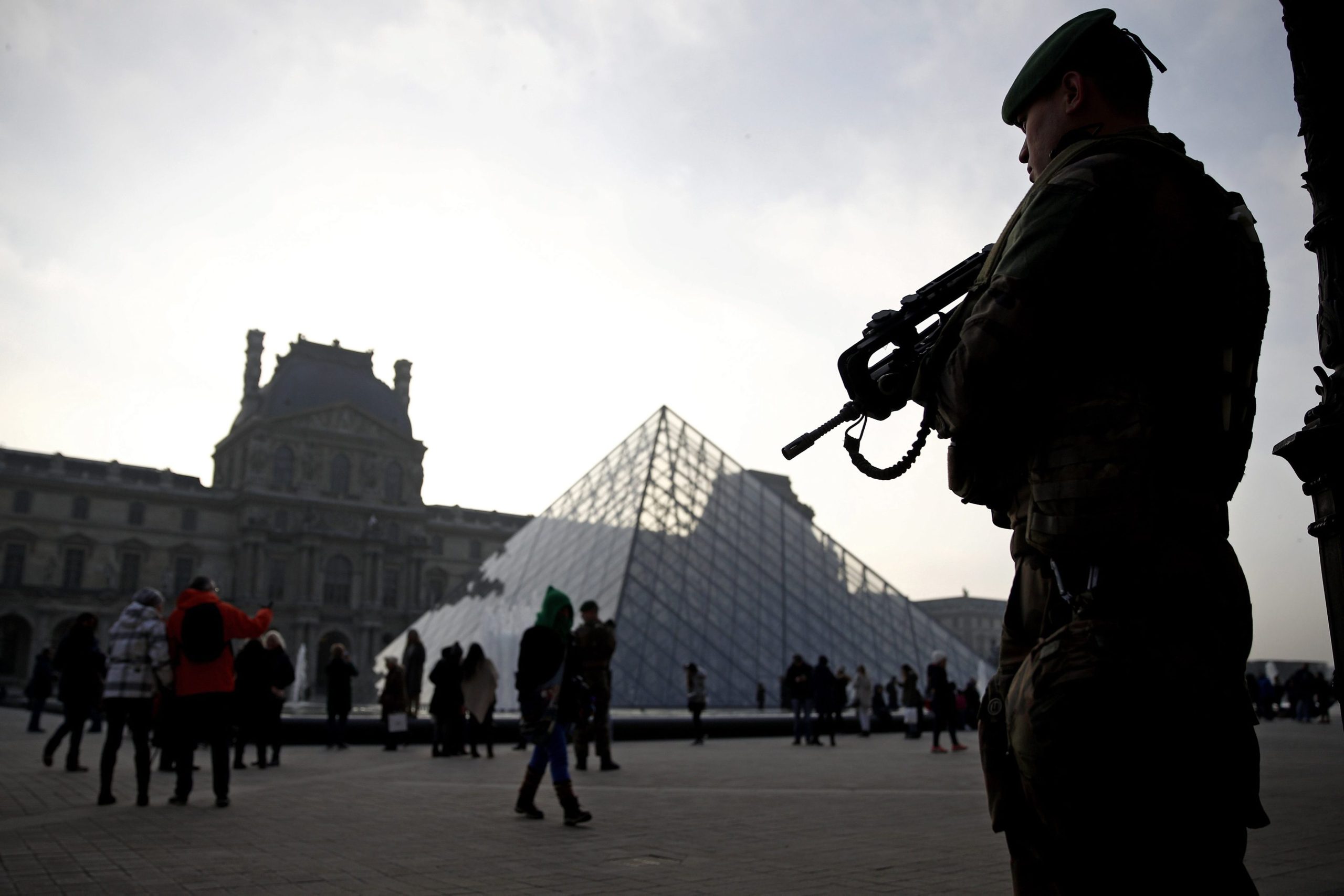 Primeiro-ministro francês considera ataque a militar em Paris um ato de terrorismo