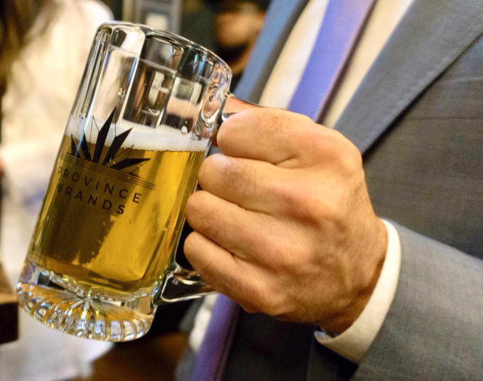 Canadá: Sai uma cerveja de canábis para a mesa do canto