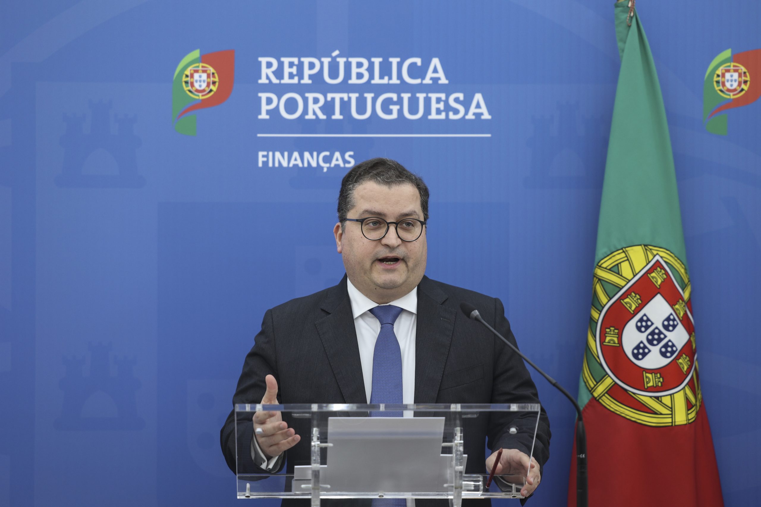 OE2026: Miranda Sarmento apresenta orçamento “sem cavaleiros orçamentais”
