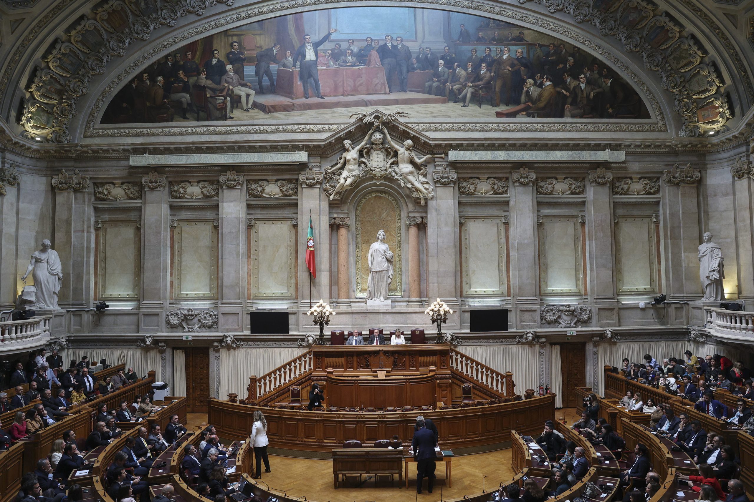 Governo abandona o hemiciclo entre aplausos. Executivo está oficialmente em funções