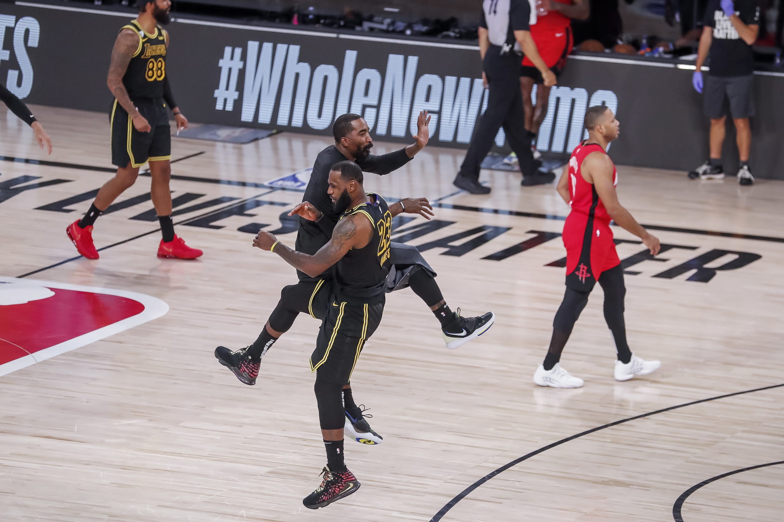 NBA: Heat eliminam Bucks, Lakers batem Rockets