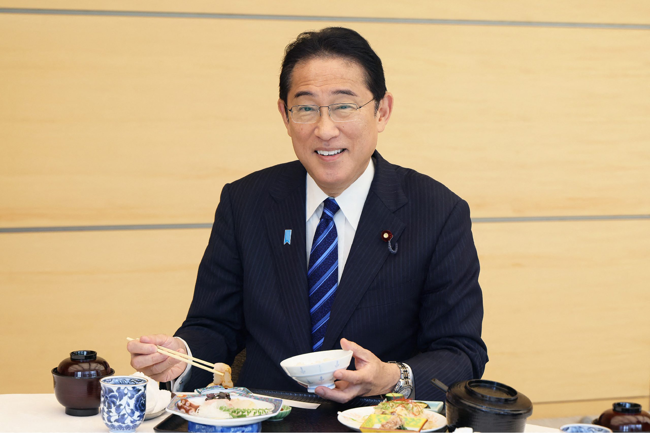 Primeiro-ministro japonês come peixe de Fukushima para garantir segurança dos produtos da região