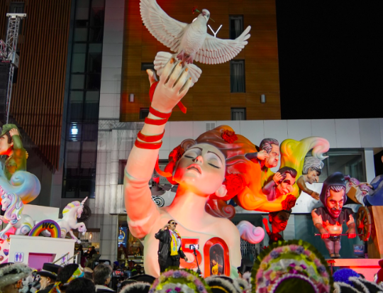 Vestidos de carrascos, Montenegro e Pedro Nuno “espremem” Zé Povinho no Monumento ao Carnaval de Torres Vedras