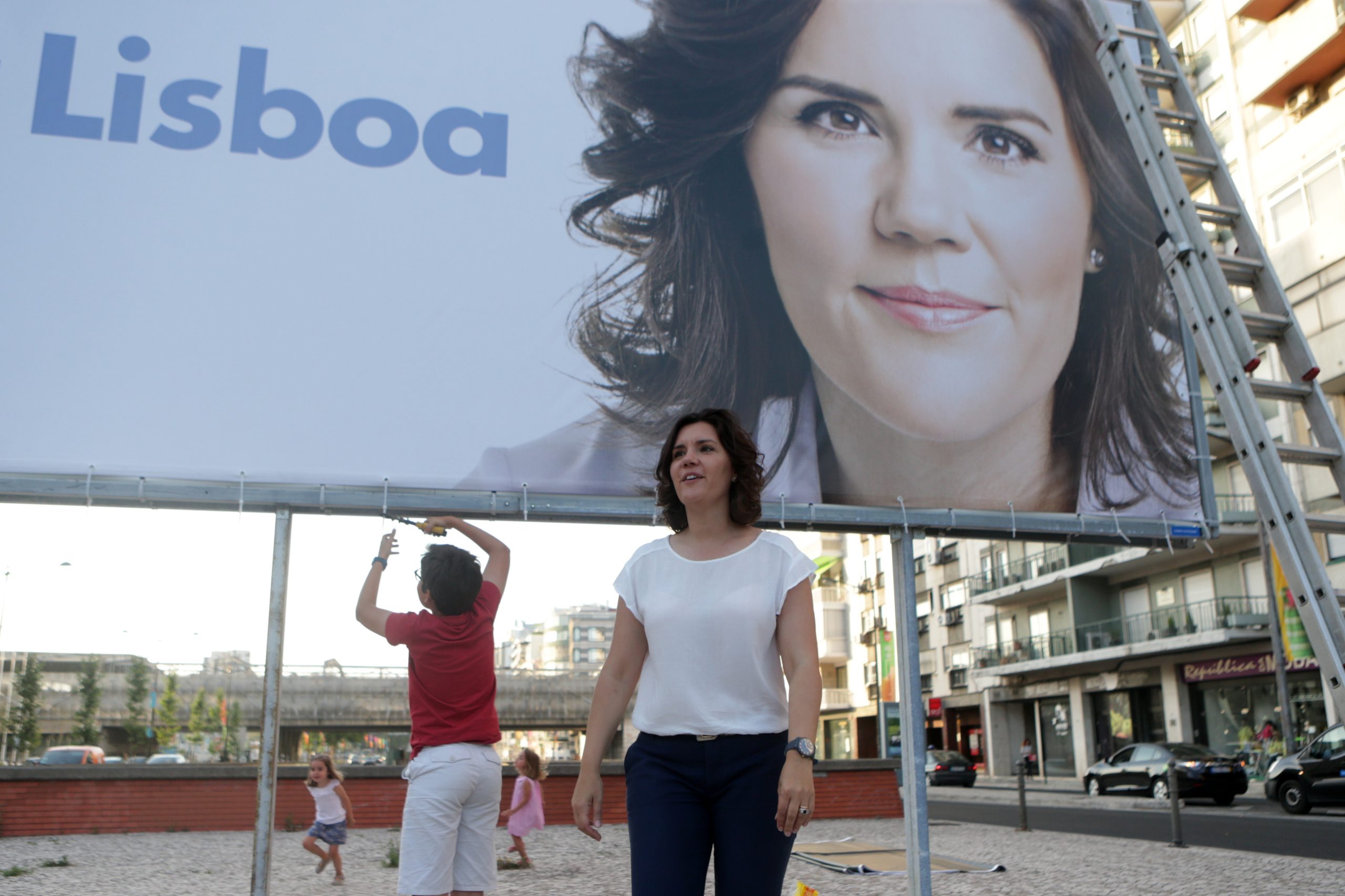 Assunção Cristas ajudou a afixar 1.º cartaz da candidatura a Lisboa