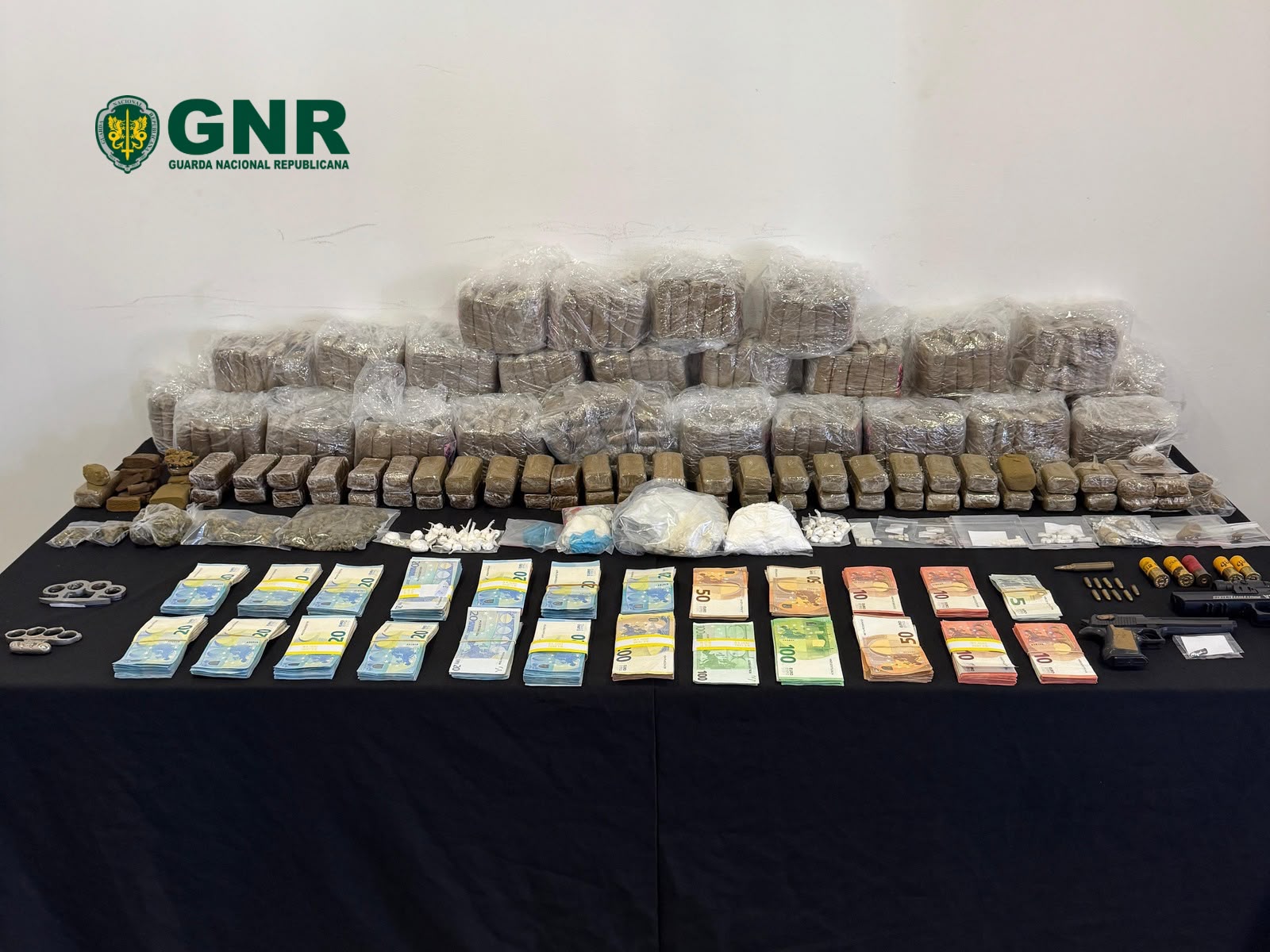 Megaoperação da GNR desmantela rede de tráfico em Aveiro e Porto com 26 detidos