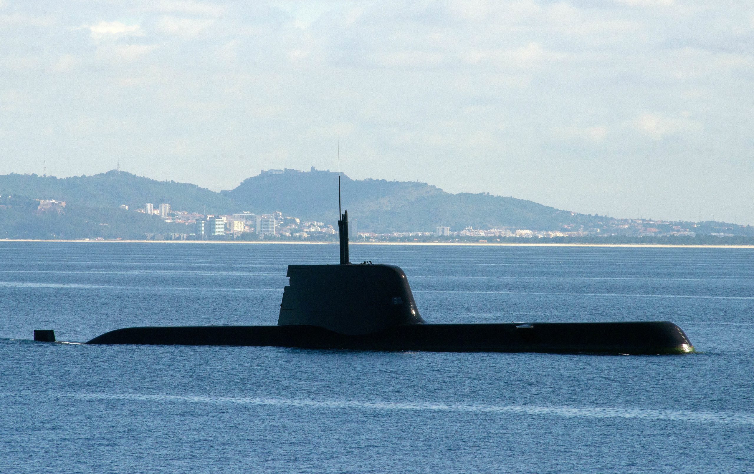 A noite chega com um “click” ao submarino Arpão que mergulha aos 300 metros
