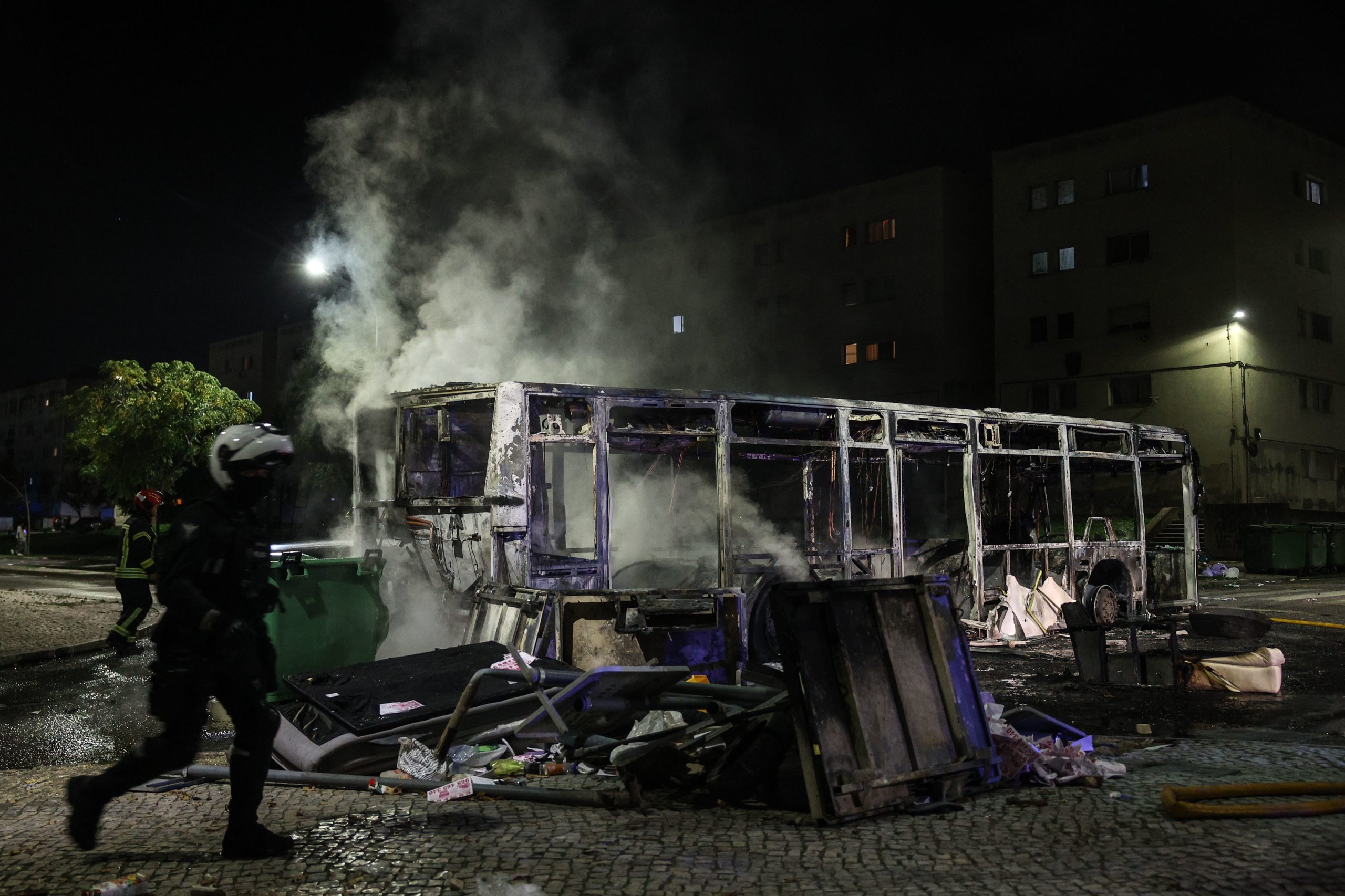 Autocarro incendiado no Bairro do Zambujal retirado com escolta policial