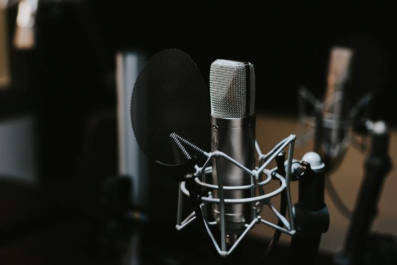 Casal de emigrantes portugueses alimenta rádio e conforta alma lusa na Suíça