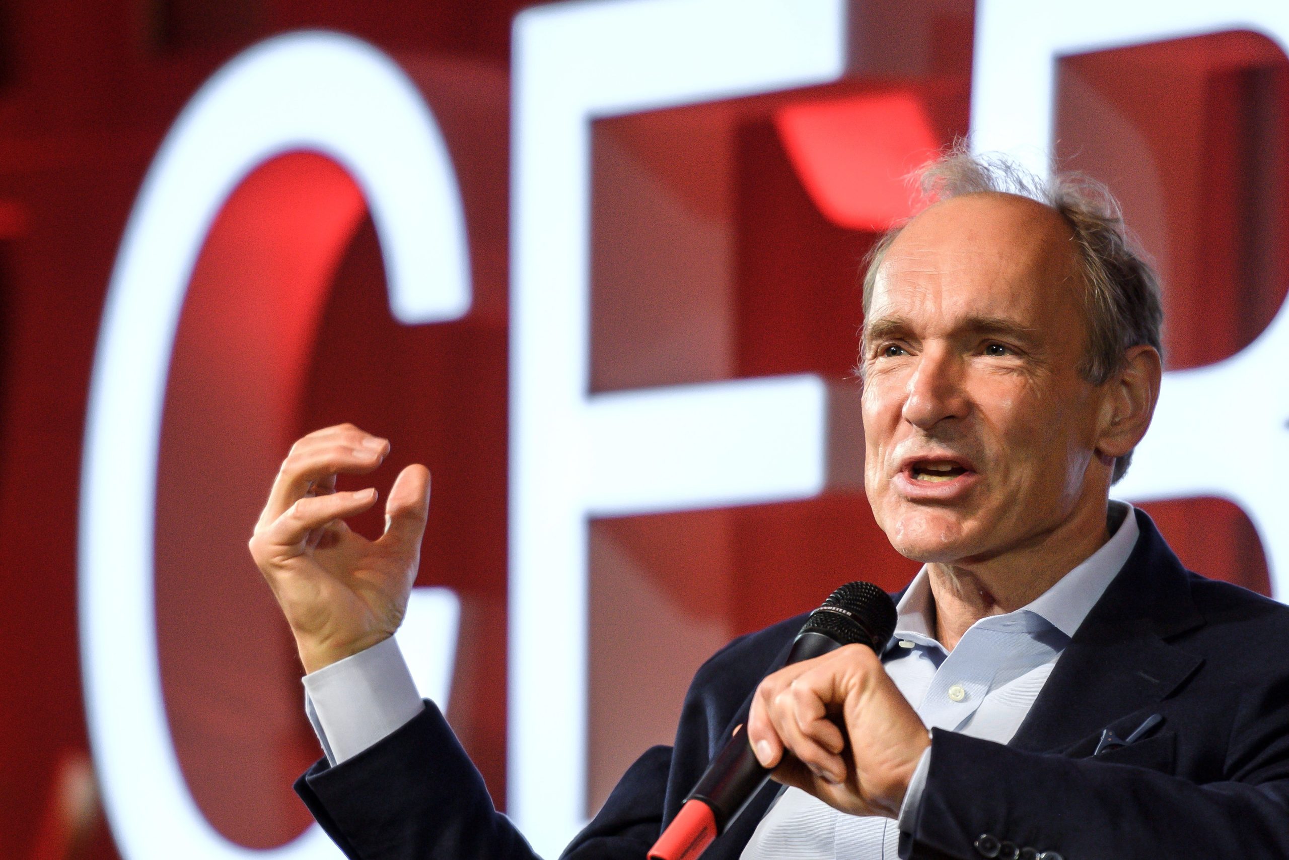 “Será inocente pensar que a ‘web’ vai mudar para melhor?”. Tim Berners-Lee acredita que é possível