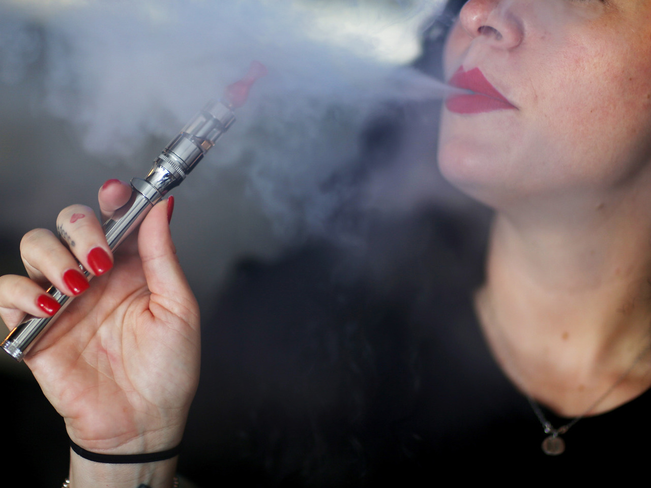 Califórnia processa Juul por promover cigarros eletrónicos com sabor a manga, menta e creme brulee para atrair os mais jovens