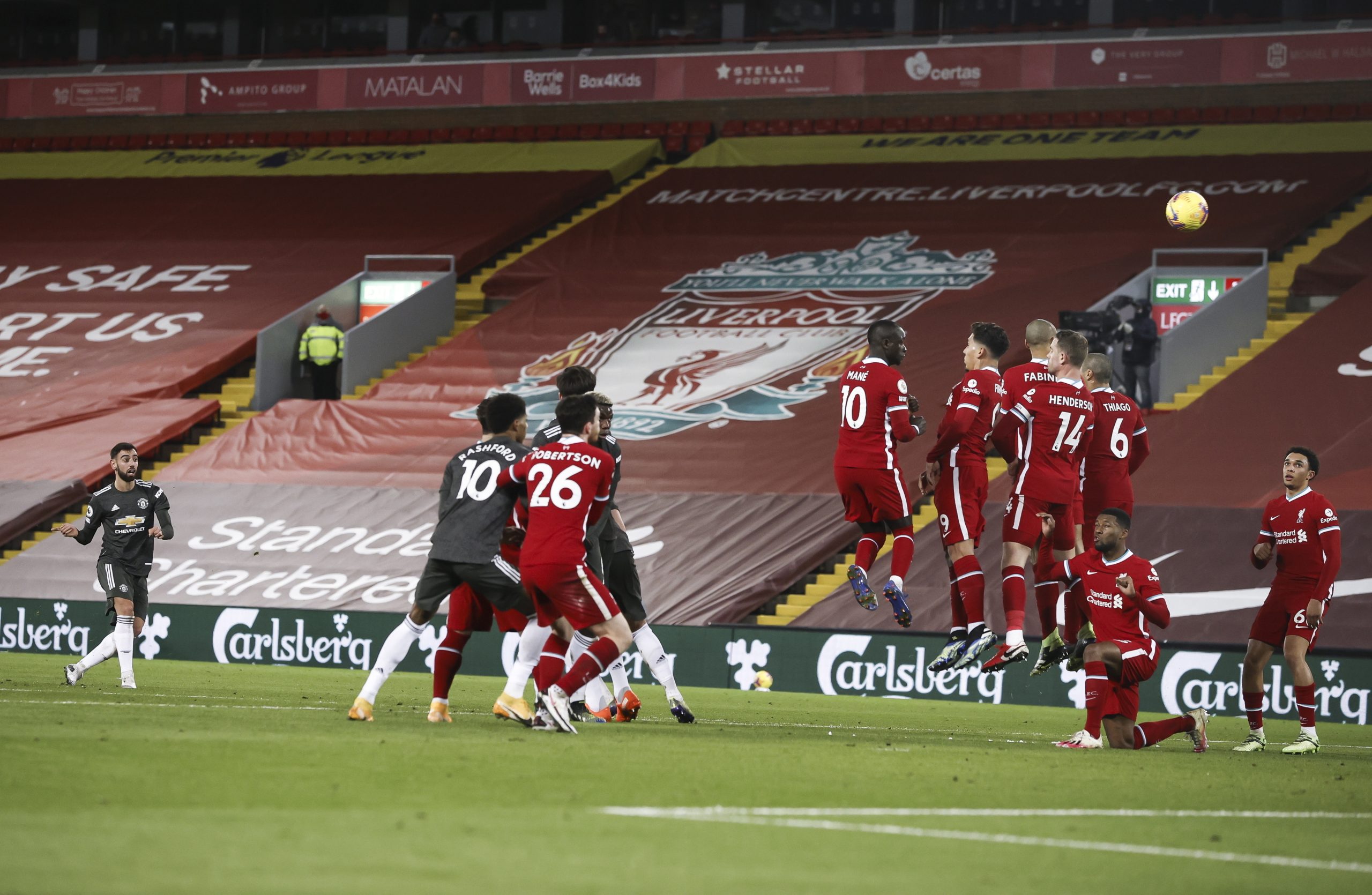 Liverpool-Manchester United: um bocejo de Clássico, só acordado pela classe de Thiago e pelos remates de Bruno Fernandes
